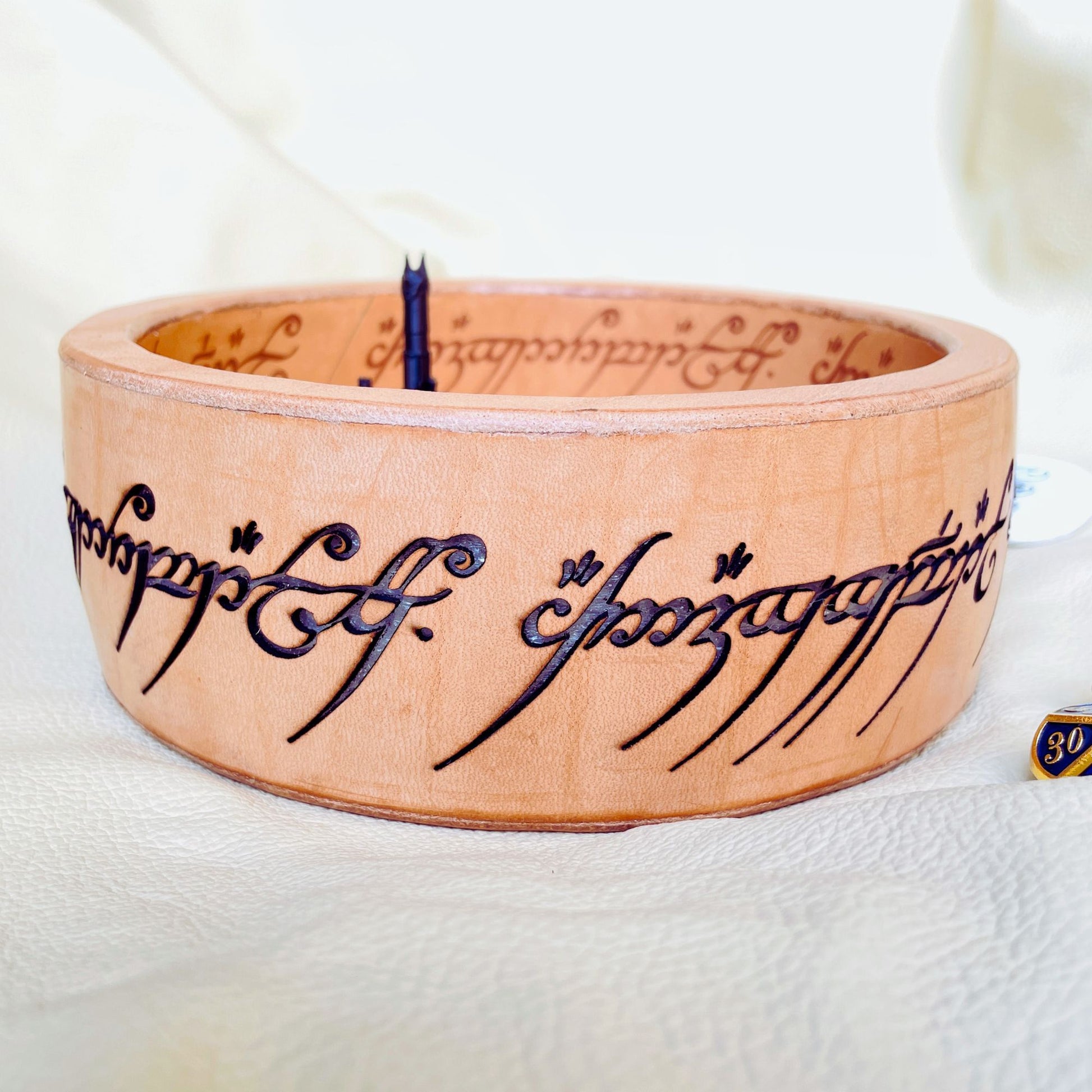 SteamVoyage - Vassoio lancia dadi Anello del Potere in cuoio con mappa della Terra di Mezzo incisa al laser e dipinta a mano e fascia a led che illumina la scritta in elfico sul bordo del vassoio grazie ad una power bank nascosta nel doppio fondo