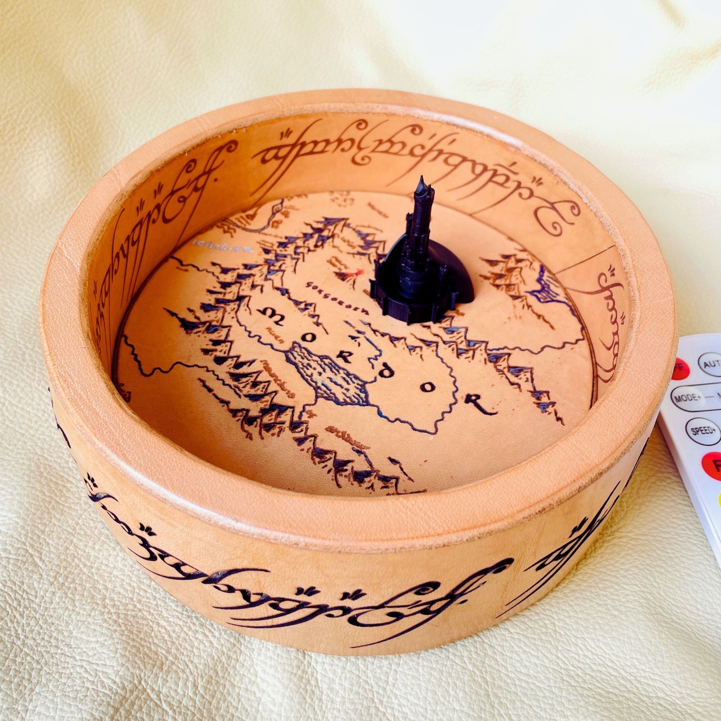 SteamVoyage - Vassoio lancia dadi Anello del Potere in cuoio con mappa della Terra di Mezzo incisa al laser e dipinta a mano e fascia a led che illumina la scritta in elfico sul bordo del vassoio grazie ad una power bank nascosta nel doppio fondo