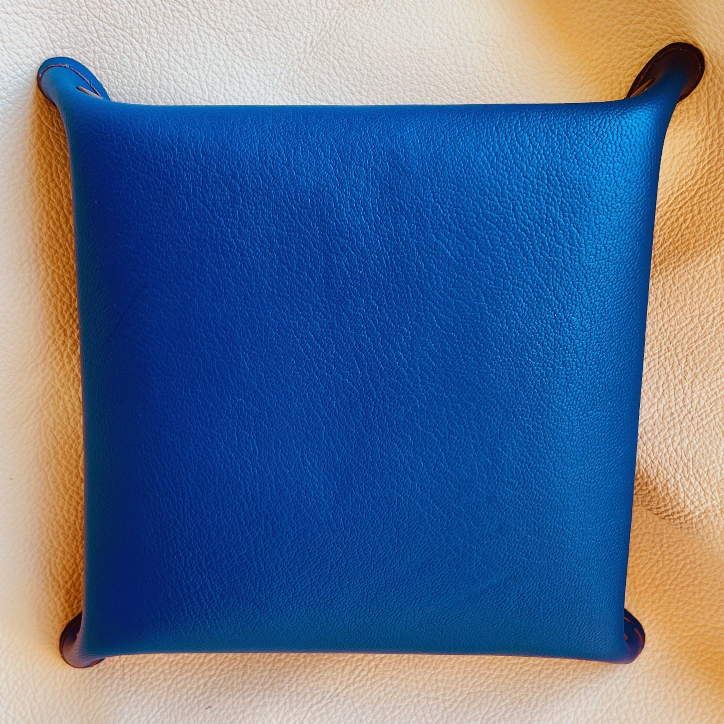 SteamVoyage - vassoio lancia dadi in cuoio dipinto a mano rivestito con pelle blu, dotato di quattro bottoni angolari per la chiusura e cucitura sul bordo. Il vassoio lancia dadi è decorato con l'immagine di un beholder, mostro tipico di Dungeons and dragons, dipinto con colori vivaci: viola e blu