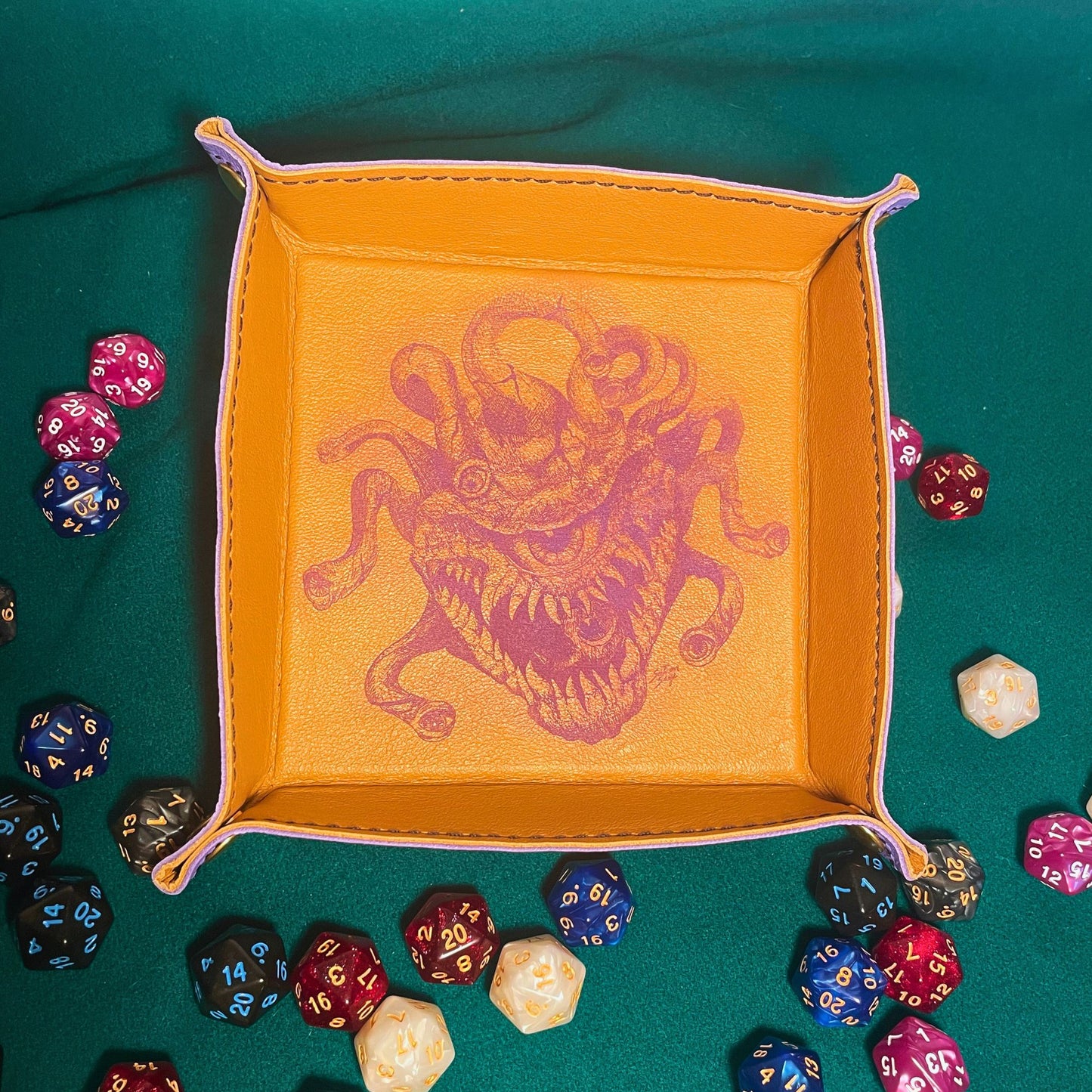 SteamVoyage - vassoio lancia dadi rivestito in pelle viola con incisione al laser di un Beholder dipinto di viola e quattro bottoni angolari richiudibili per sessioni di gioco di ruolo e gioco da tavolo
