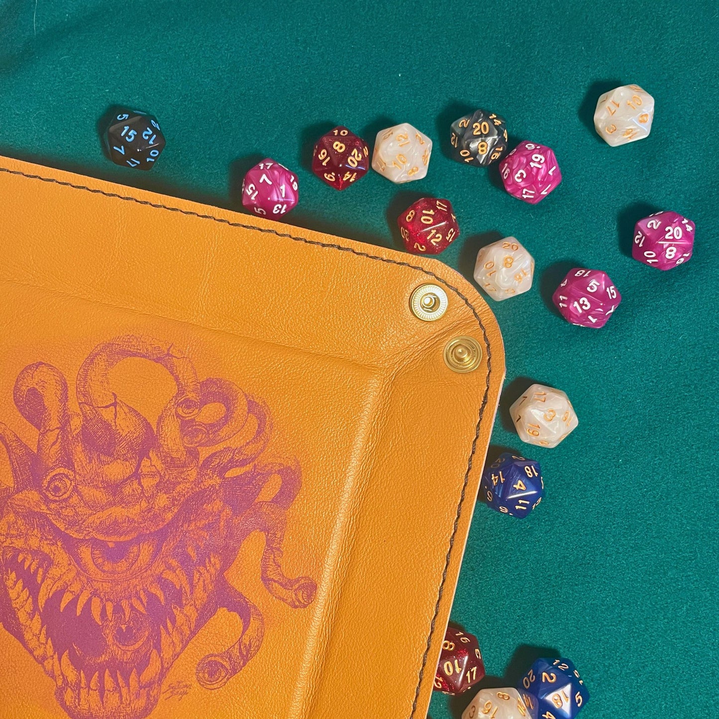 SteamVoyage - vassoio lancia dadi rivestito in pelle viola con incisione al laser di un Beholder dipinto di viola e quattro bottoni angolari richiudibili per sessioni di gioco di ruolo e gioco da tavolo