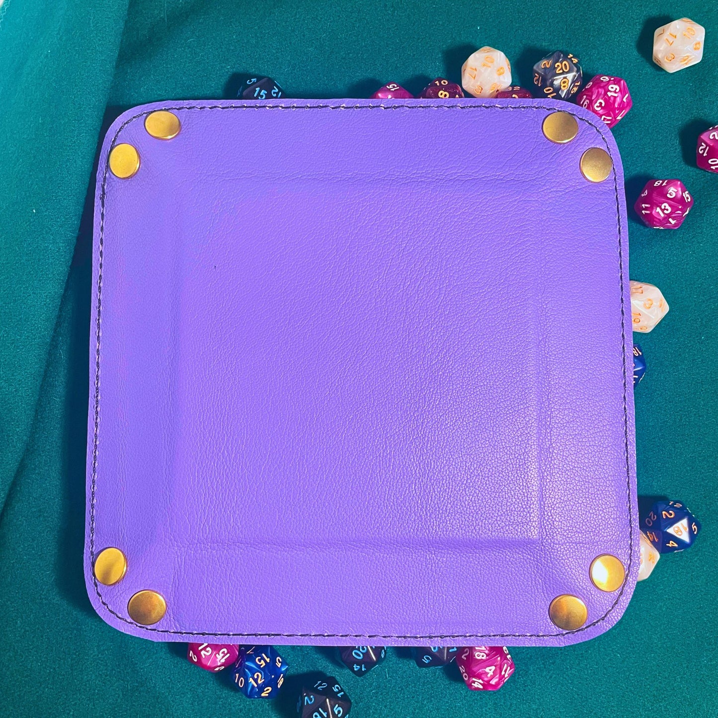 SteamVoyage - vassoio lancia dadi rivestito in pelle viola con incisione al laser di un Beholder dipinto di viola e quattro bottoni angolari richiudibili per sessioni di gioco di ruolo e gioco da tavolo