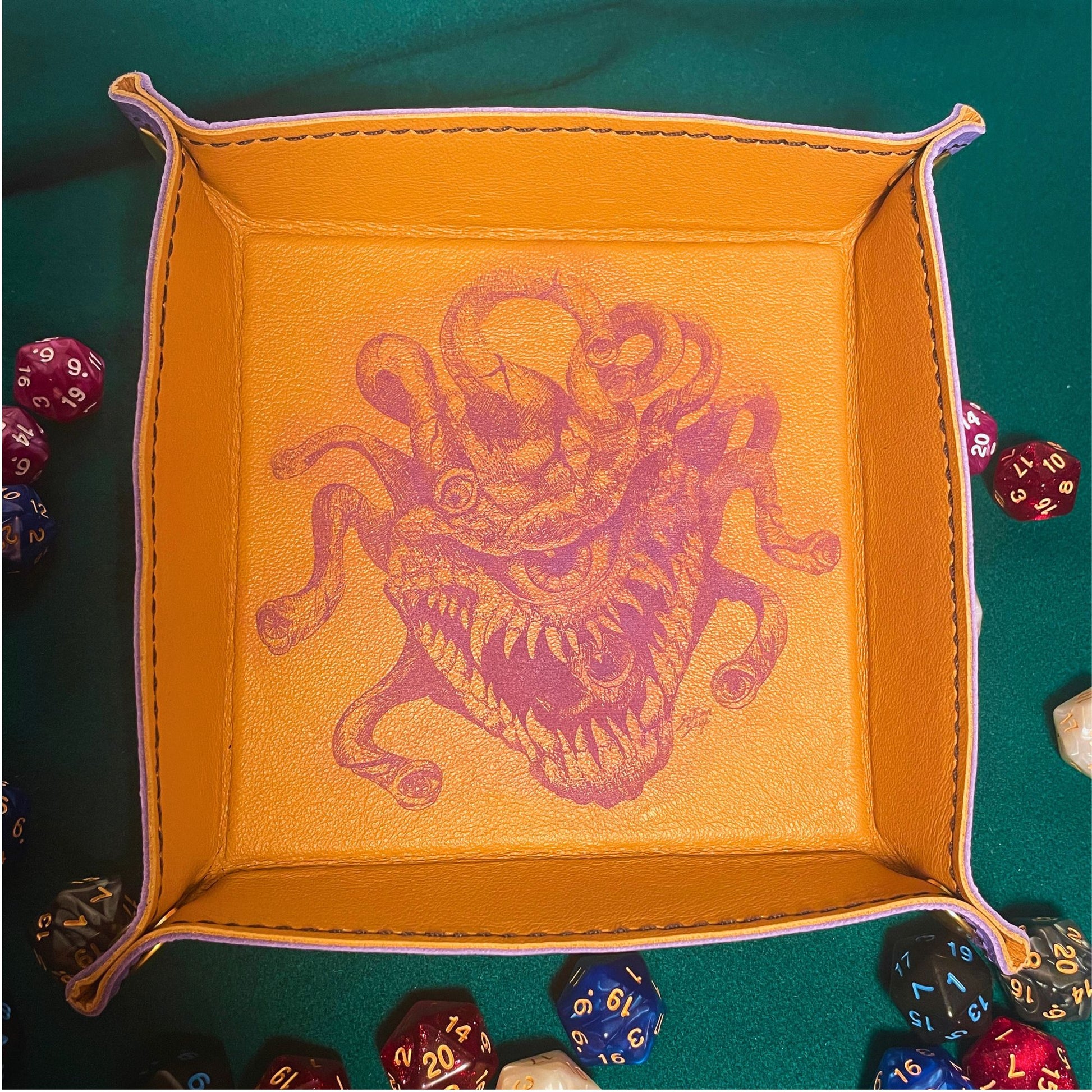 SteamVoyage - vassoio lancia dadi rivestito in pelle viola con incisione al laser di un Beholder dipinto di viola e quattro bottoni angolari richiudibili per sessioni di gioco di ruolo e gioco da tavolo