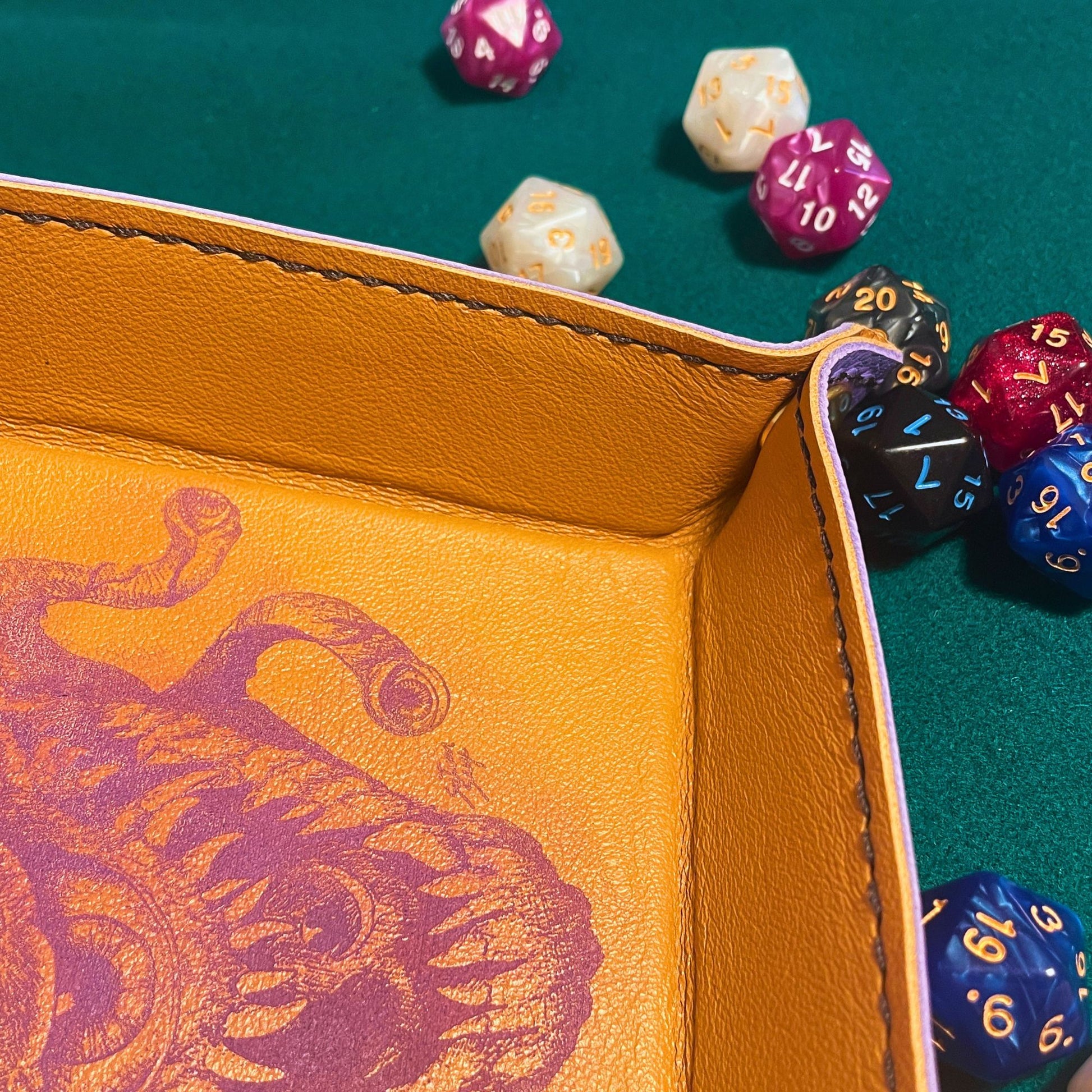 SteamVoyage - vassoio lancia dadi rivestito in pelle viola con incisione al laser di un Beholder dipinto di viola e quattro bottoni angolari richiudibili per sessioni di gioco di ruolo e gioco da tavolo