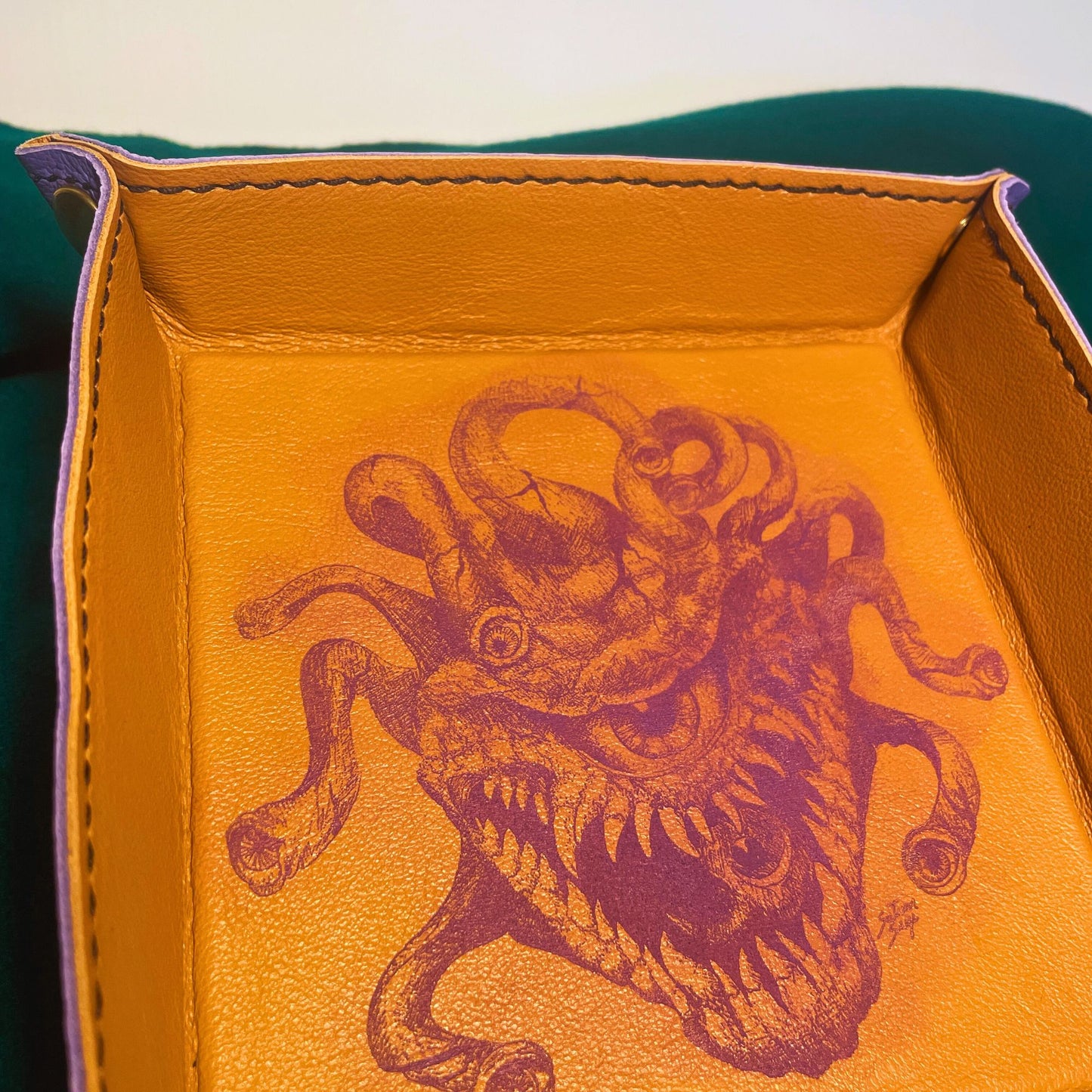 SteamVoyage - vassoio lancia dadi rivestito in pelle viola con incisione al laser di un Beholder dipinto di viola e quattro bottoni angolari richiudibili per sessioni di gioco di ruolo e gioco da tavolo