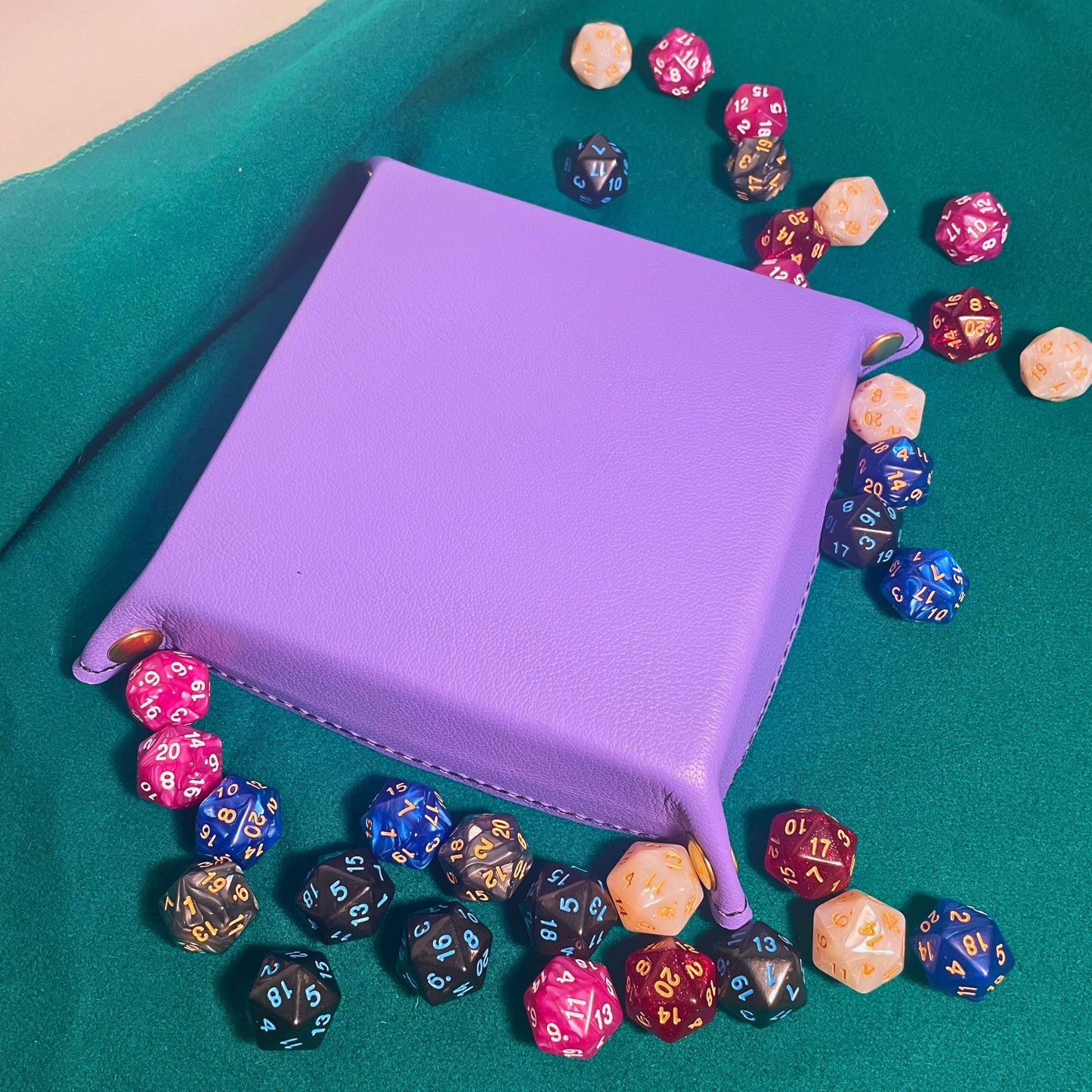 SteamVoyage - vassoio lancia dadi rivestito in pelle viola con incisione al laser di un Beholder dipinto di viola e quattro bottoni angolari richiudibili per sessioni di gioco di ruolo e gioco da tavolo