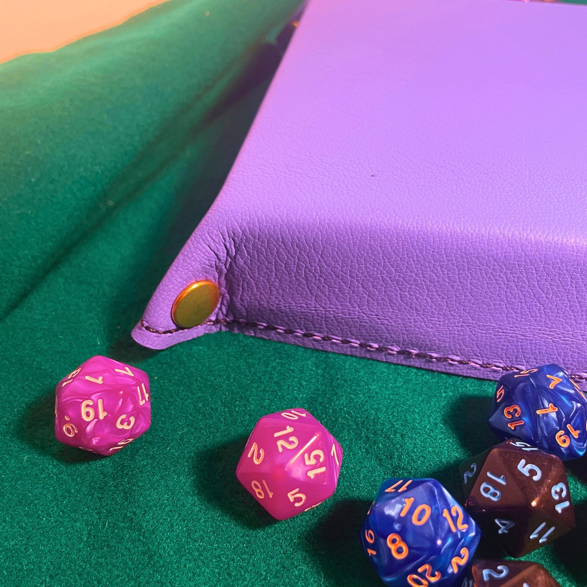 SteamVoyage - vassoio lancia dadi rivestito in pelle viola con incisione al laser di un Beholder dipinto di viola e quattro bottoni angolari richiudibili per sessioni di gioco di ruolo e gioco da tavolo