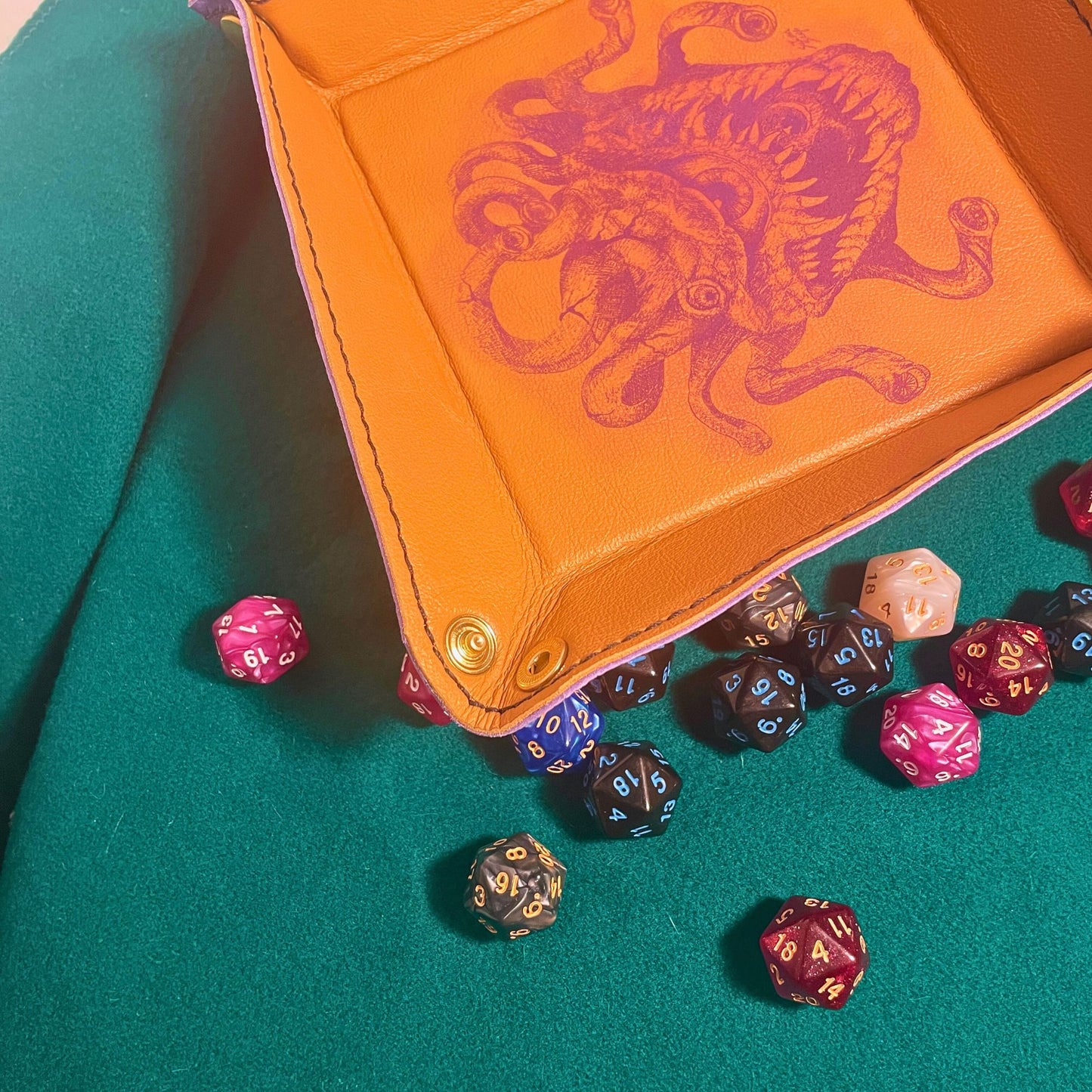 SteamVoyage - vassoio lancia dadi rivestito in pelle viola con incisione al laser di un Beholder dipinto di viola e quattro bottoni angolari richiudibili per sessioni di gioco di ruolo e gioco da tavolo