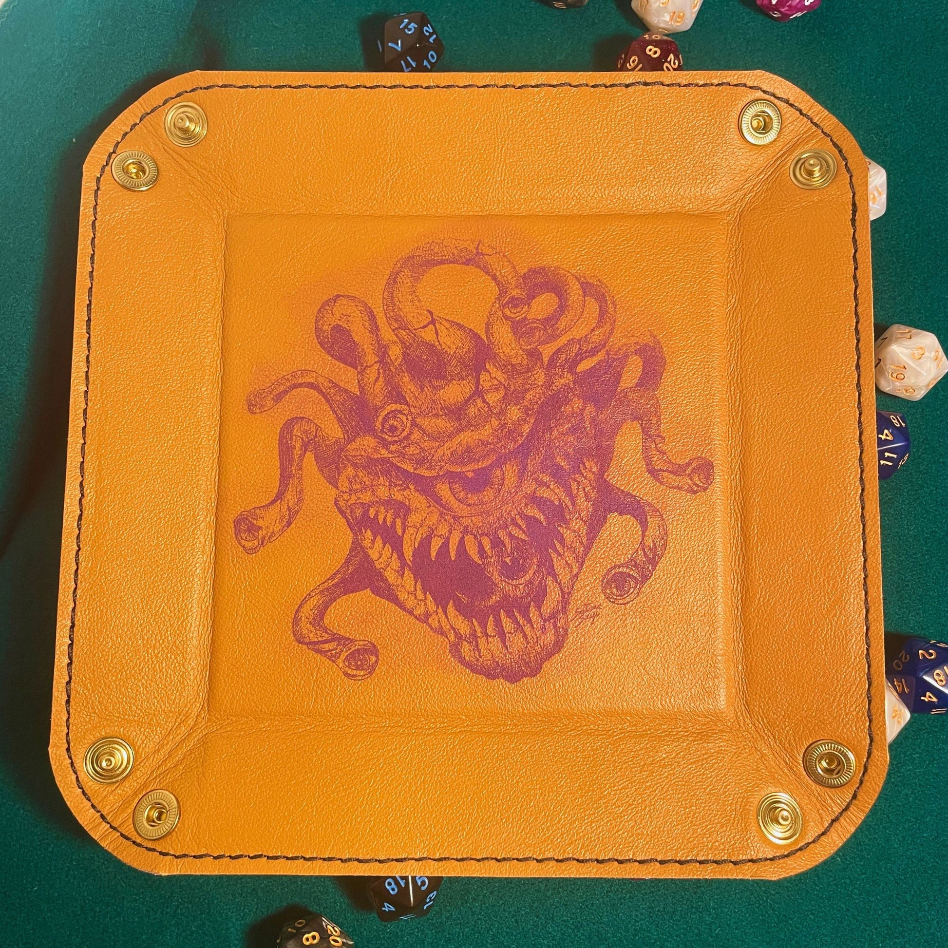 SteamVoyage - vassoio lancia dadi rivestito in pelle viola con incisione al laser di un Beholder dipinto di viola e quattro bottoni angolari richiudibili per sessioni di gioco di ruolo e gioco da tavolo