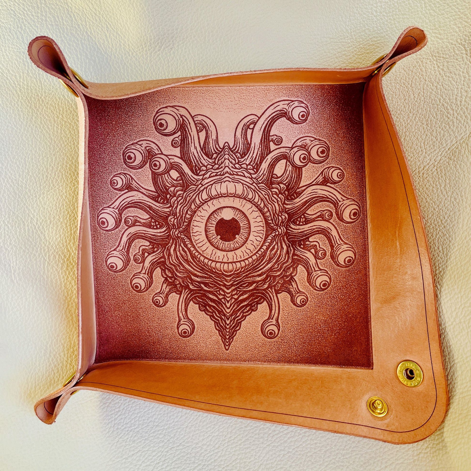 SteamVoyage - vassoio lancia dadi artigianale per gioco da tavolo in cuoio non rivestito con quattro bottoni angolari in ferro dorato e incisione al laser di un beholder, mostro tipico del gioco di ruolo Dungeons and Dragons