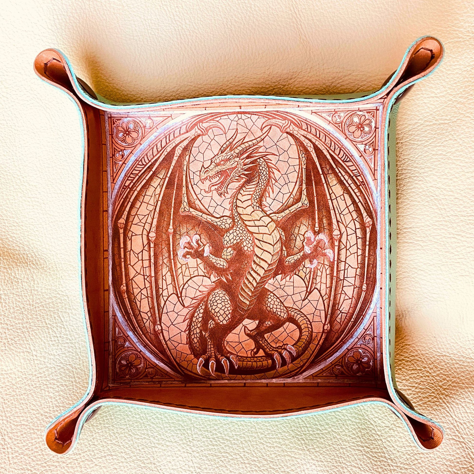 SteamVoyage - vassoio lancia dadi artigianale rivestito in pelle acquamarina con quattro bottoni bronzati agli angoli, cucitura sul bordo e incisione laser di un drago dipinto a mano in verde e argento.