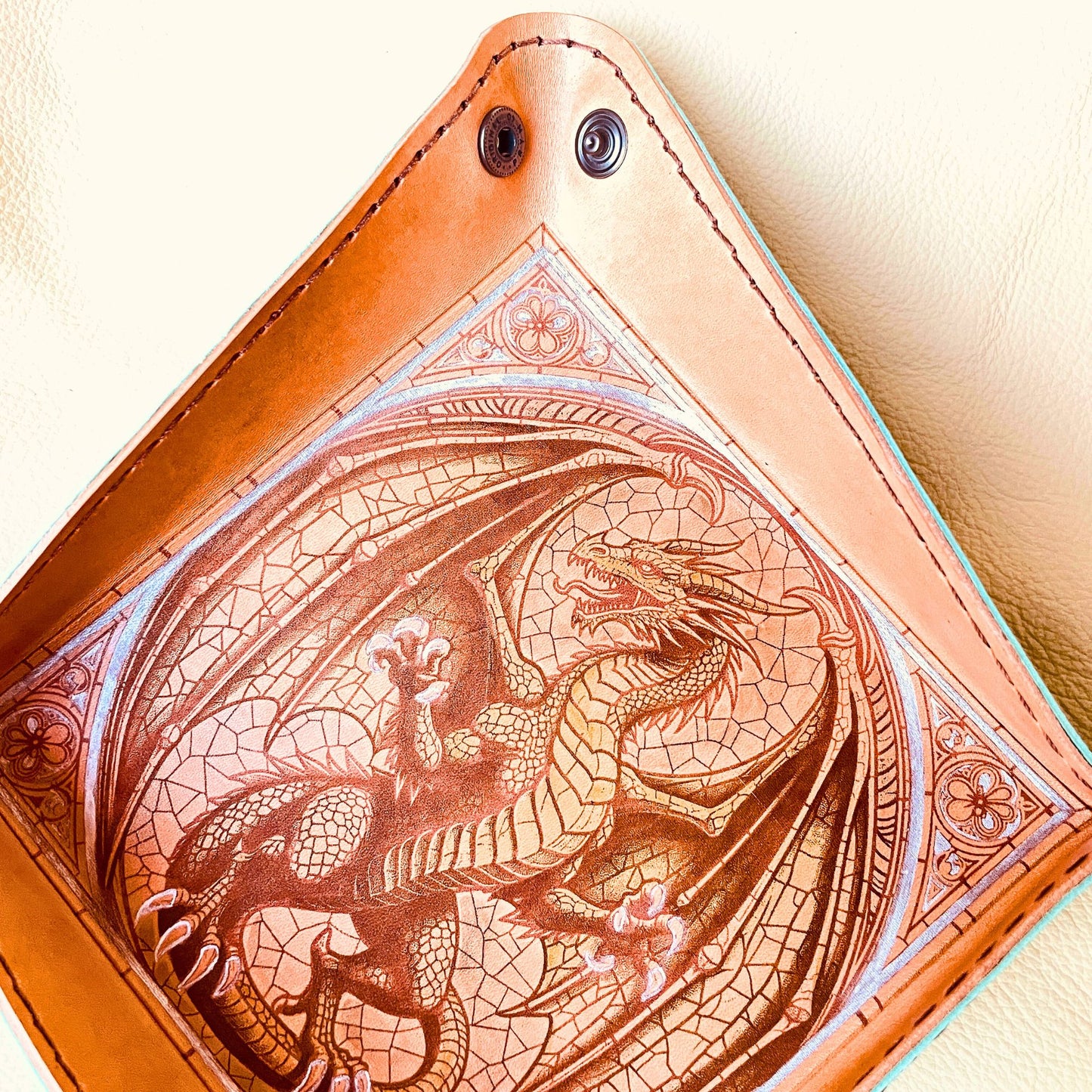 SteamVoyage - vassoio lancia dadi artigianale rivestito in pelle acquamarina con quattro bottoni bronzati agli angoli, cucitura sul bordo e incisione laser di un drago dipinto a mano in verde e argento.