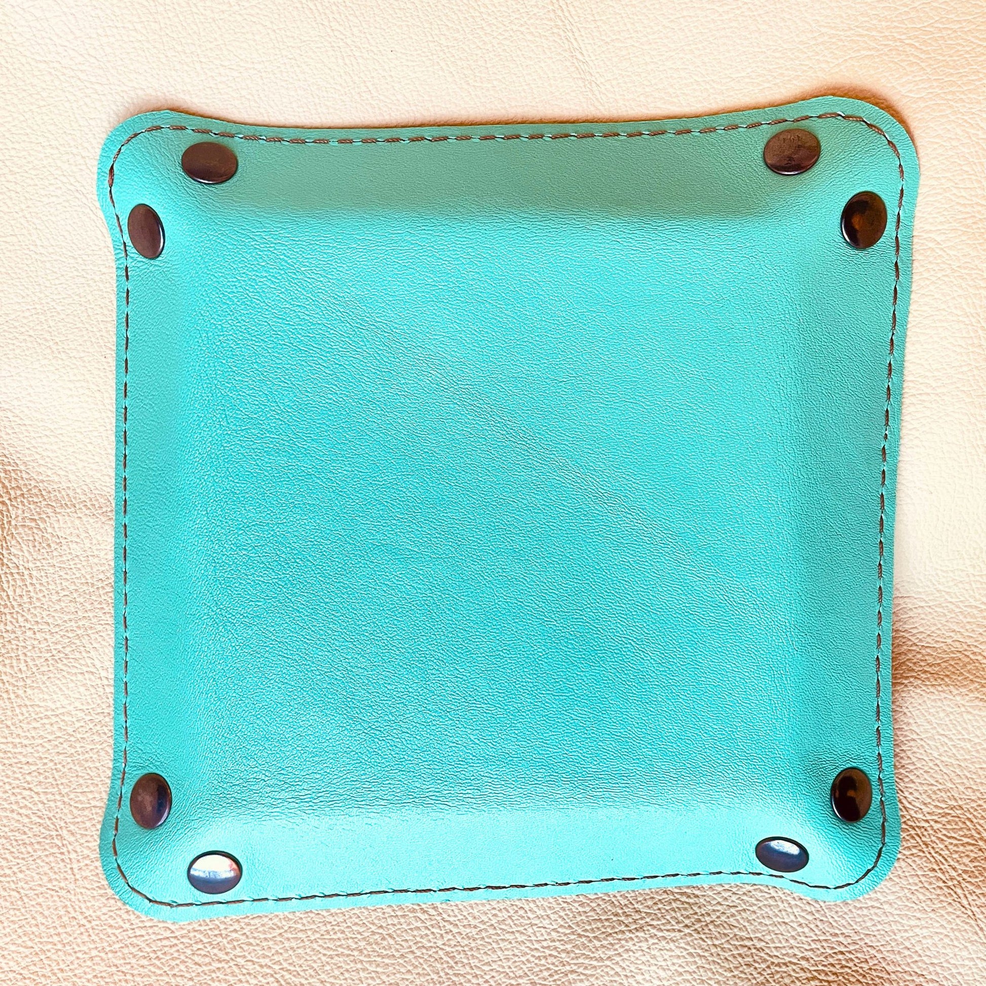 SteamVoyage - vassoio lancia dadi artigianale rivestito in pelle acquamarina con quattro bottoni bronzati agli angoli, cucitura sul bordo e incisione laser di un drago dipinto a mano in verde e argento.