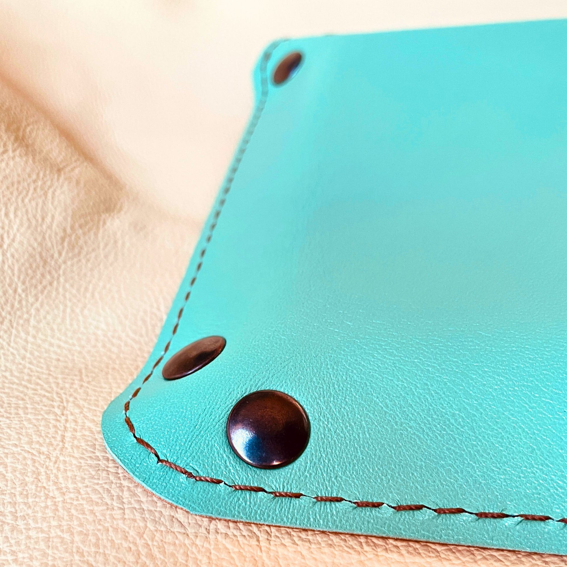 SteamVoyage - vassoio lancia dadi artigianale rivestito in pelle acquamarina con quattro bottoni bronzati agli angoli, cucitura sul bordo e incisione laser di un drago dipinto a mano in verde e argento.