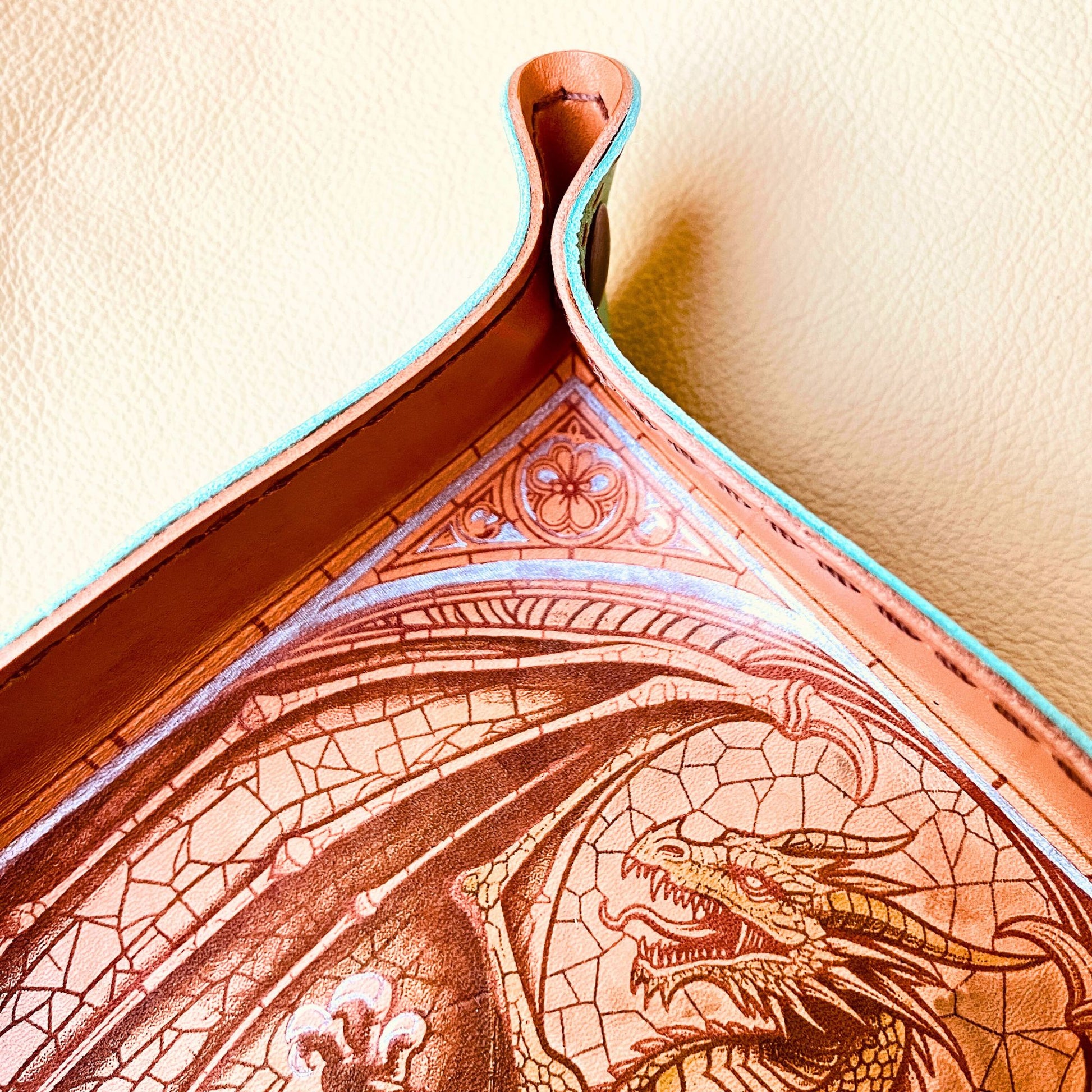 SteamVoyage - vassoio lancia dadi artigianale rivestito in pelle acquamarina con quattro bottoni bronzati agli angoli, cucitura sul bordo e incisione laser di un drago dipinto a mano in verde e argento.