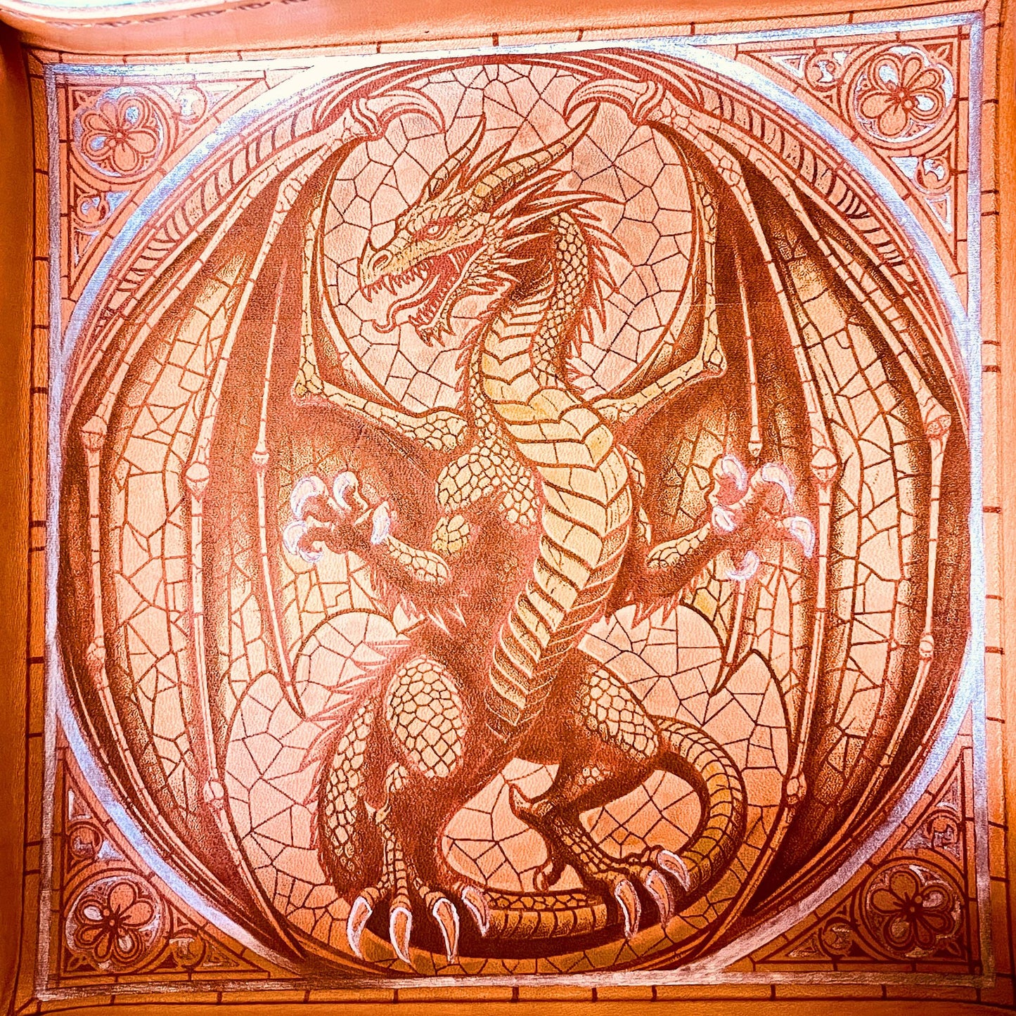 SteamVoyage - vassoio lancia dadi artigianale rivestito in pelle acquamarina con quattro bottoni bronzati agli angoli, cucitura sul bordo e incisione laser di un drago dipinto a mano in verde e argento.