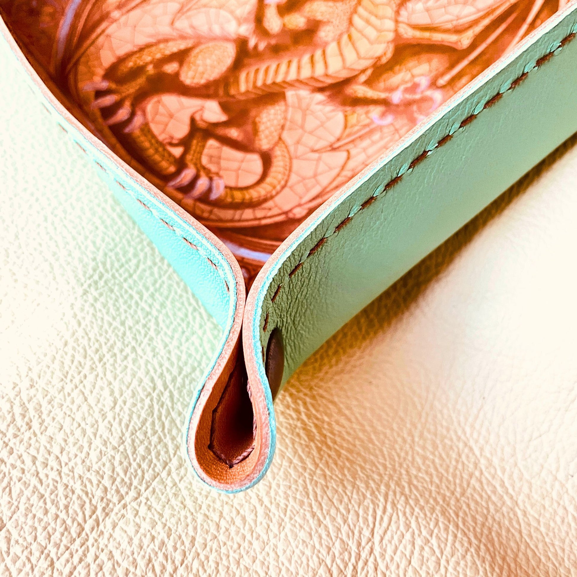 SteamVoyage - vassoio lancia dadi artigianale rivestito in pelle acquamarina con quattro bottoni bronzati agli angoli, cucitura sul bordo e incisione laser di un drago dipinto a mano in verde e argento.