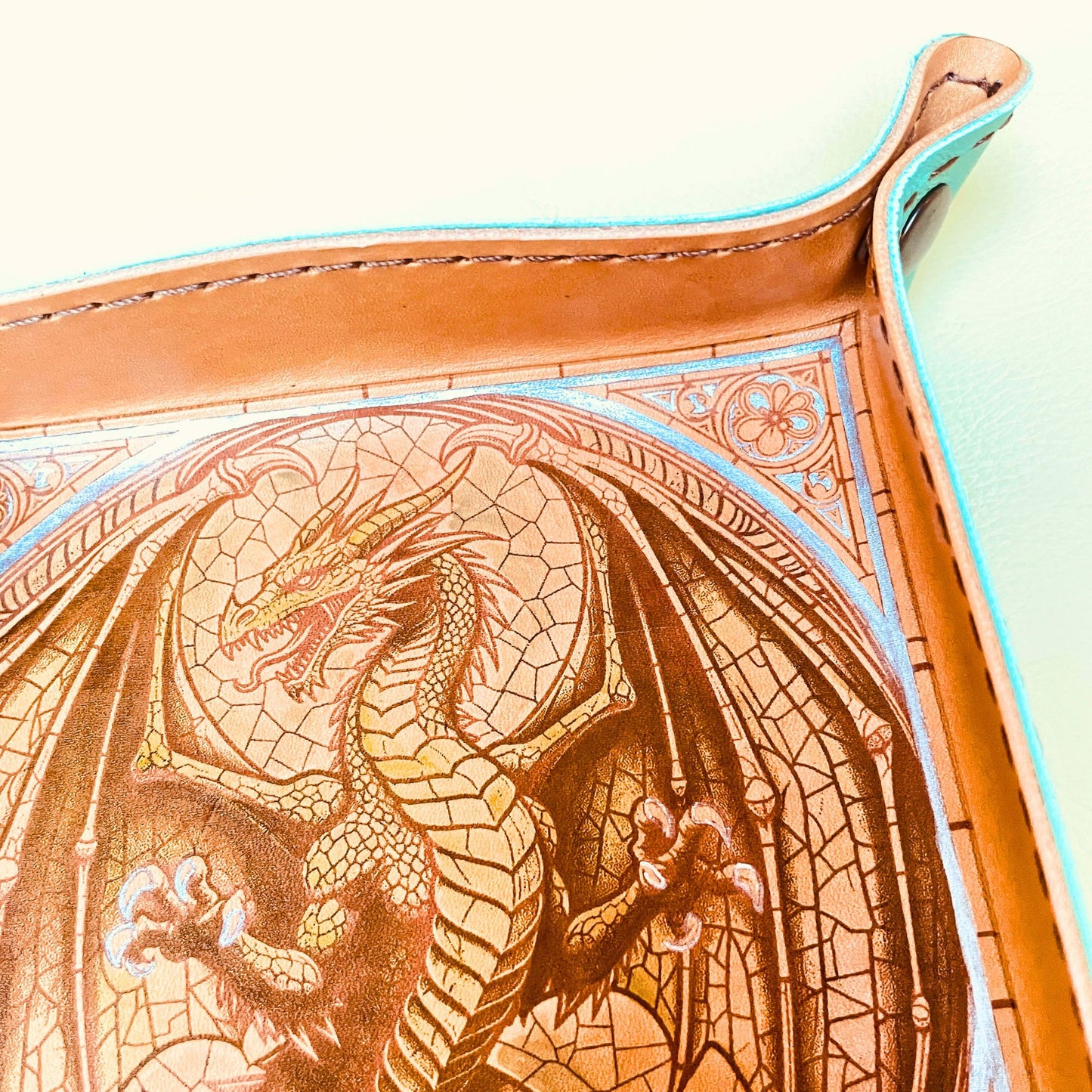 SteamVoyage - vassoio lancia dadi artigianale rivestito in pelle acquamarina con quattro bottoni bronzati agli angoli, cucitura sul bordo e incisione laser di un drago dipinto a mano in verde e argento.