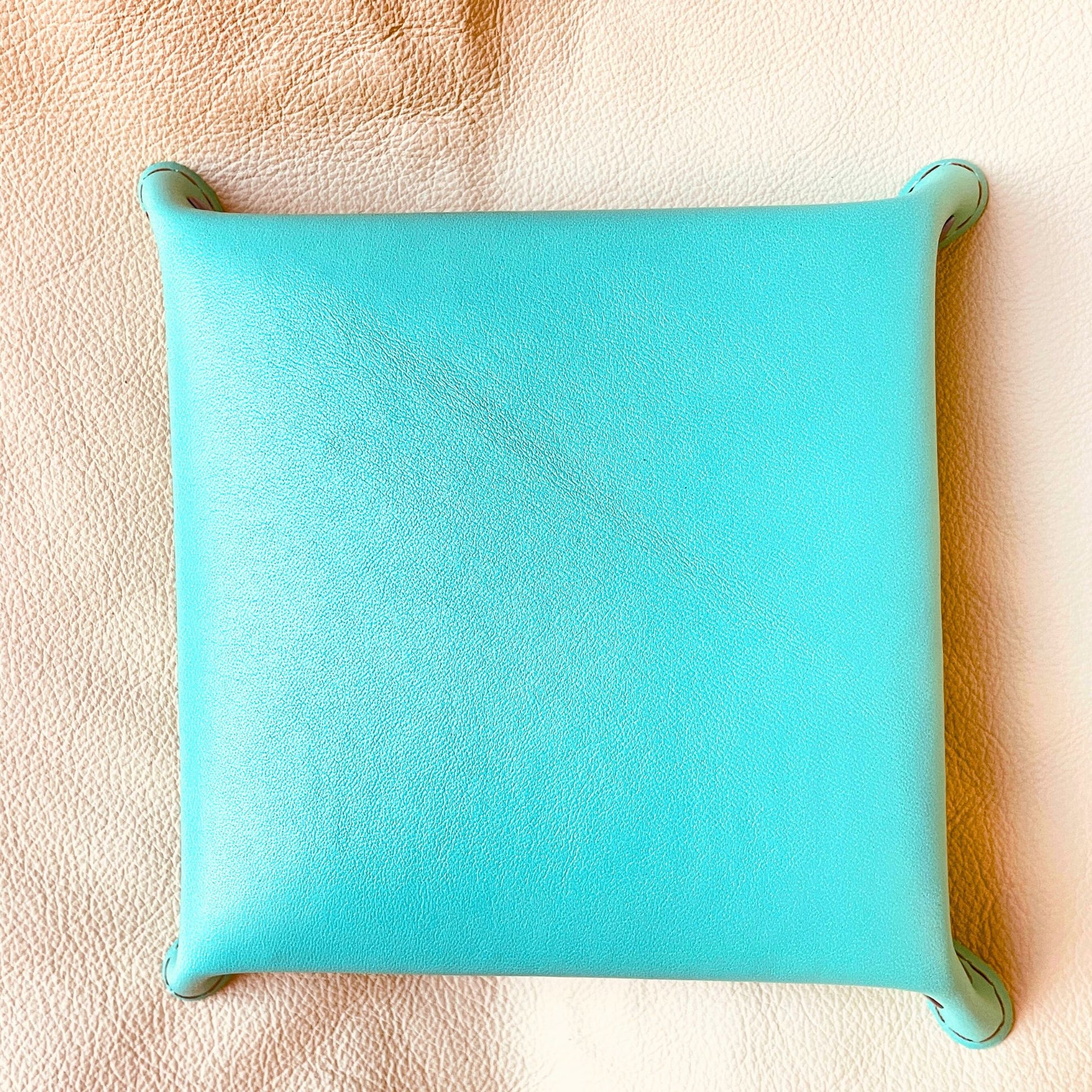 SteamVoyage - vassoio lancia dadi artigianale rivestito in pelle acquamarina con quattro bottoni bronzati agli angoli, cucitura sul bordo e incisione laser di un drago dipinto a mano in verde e argento.