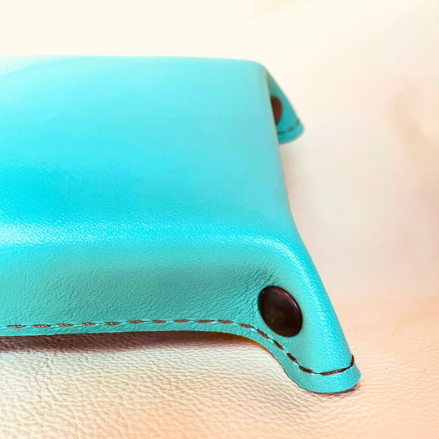 SteamVoyage - vassoio lancia dadi artigianale rivestito in pelle acquamarina con quattro bottoni bronzati agli angoli, cucitura sul bordo e incisione laser di un drago dipinto a mano in verde e argento.