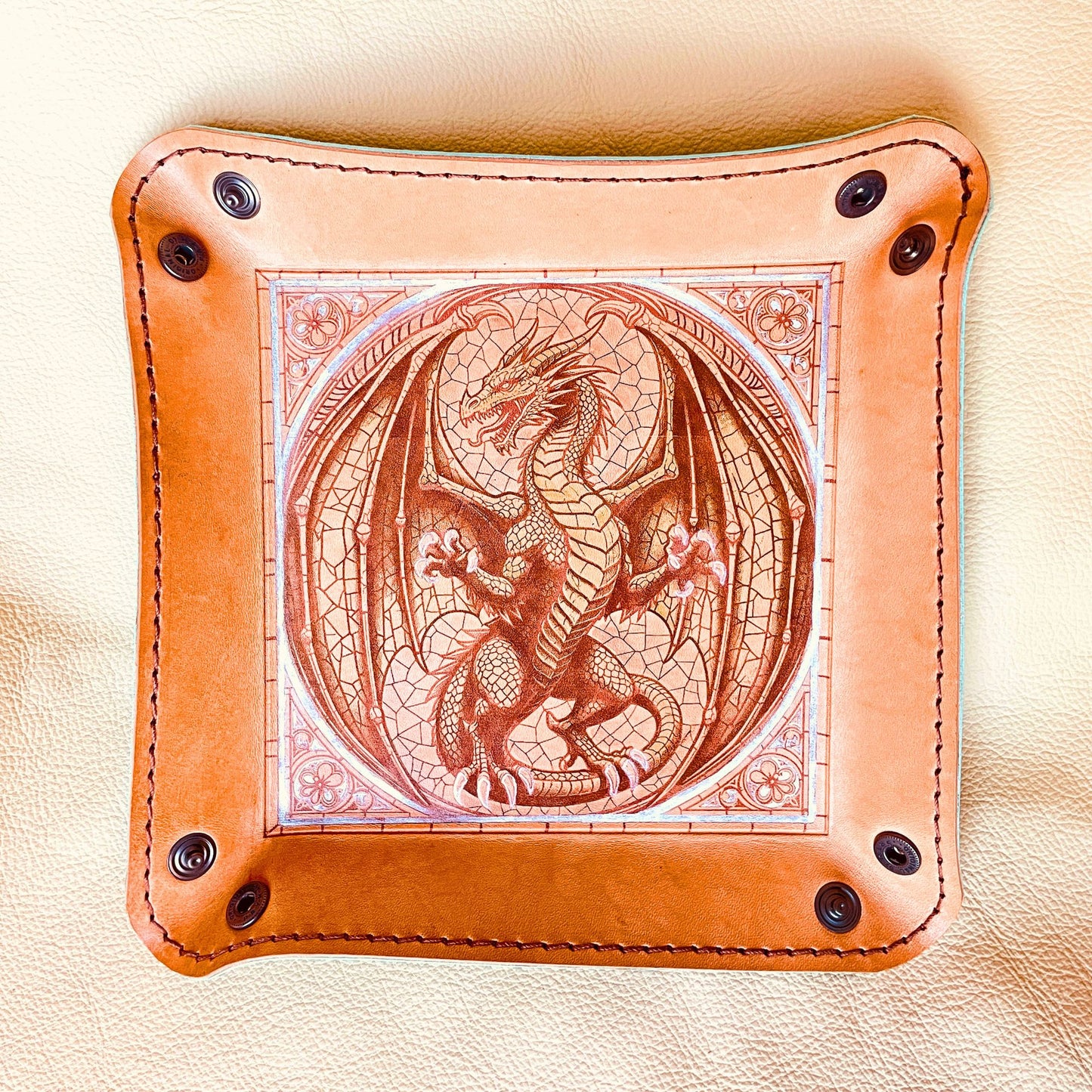SteamVoyage - vassoio lancia dadi artigianale rivestito in pelle acquamarina con quattro bottoni bronzati agli angoli, cucitura sul bordo e incisione laser di un drago dipinto a mano in verde e argento.