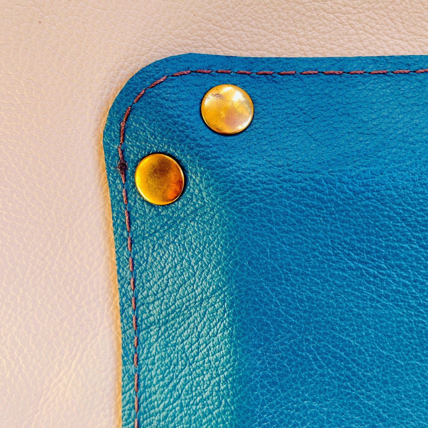 SteamVoyage - vassoio lancia dadi artigianale rivestito in pelle blu con quattro bottoni dorati agli angoli, cucitura sul bordo e incisione laser di un drago dipinto a mano in verde e oro.