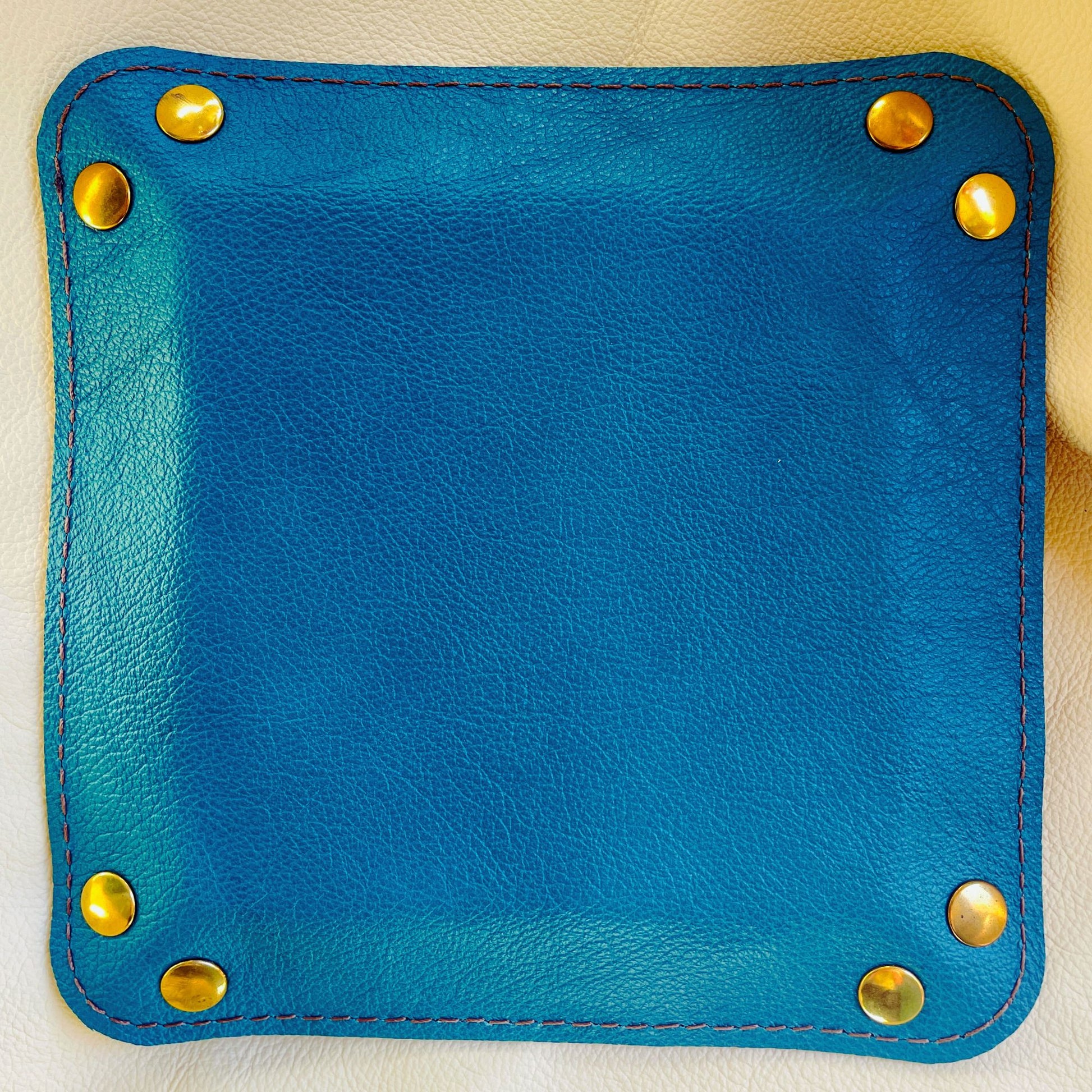 SteamVoyage - vassoio lancia dadi artigianale rivestito in pelle blu con quattro bottoni dorati agli angoli, cucitura sul bordo e incisione laser di un drago dipinto a mano in verde e oro.