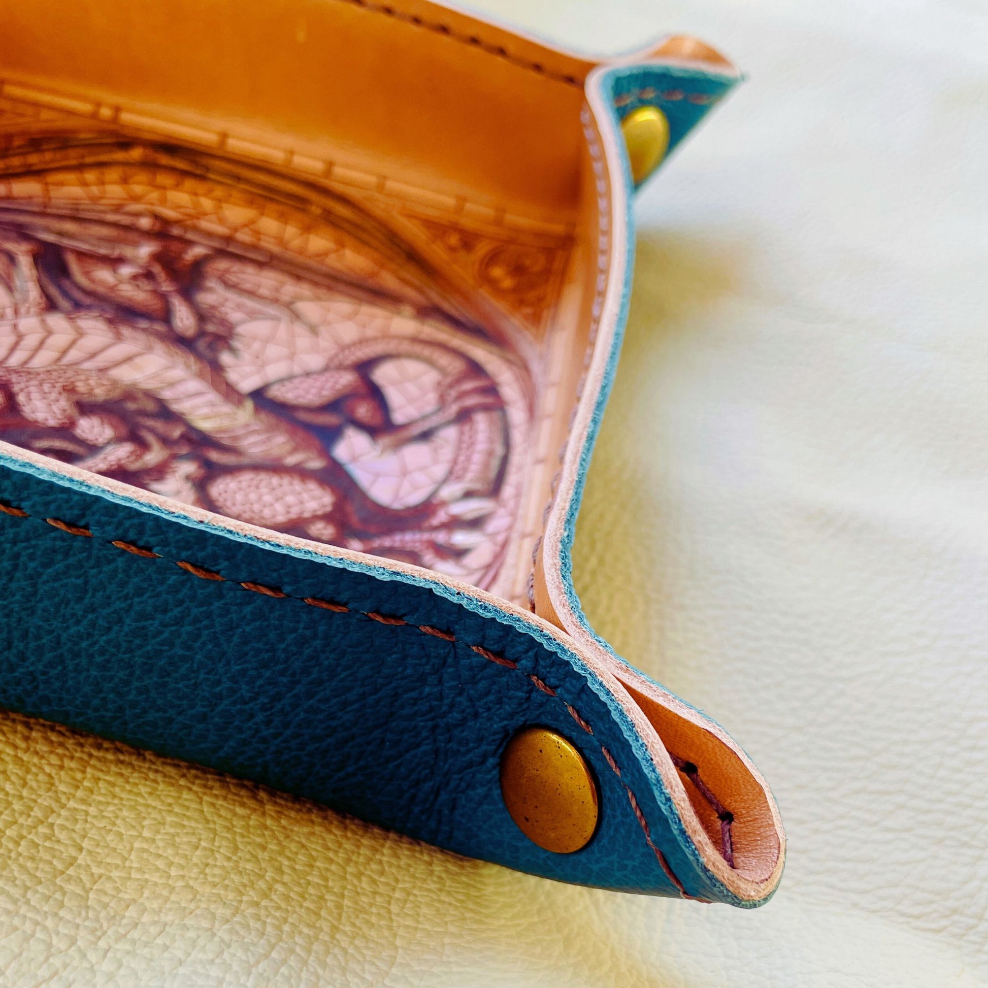 SteamVoyage - vassoio lancia dadi artigianale rivestito in pelle blu con quattro bottoni dorati agli angoli, cucitura sul bordo e incisione laser di un drago dipinto a mano in verde e oro.