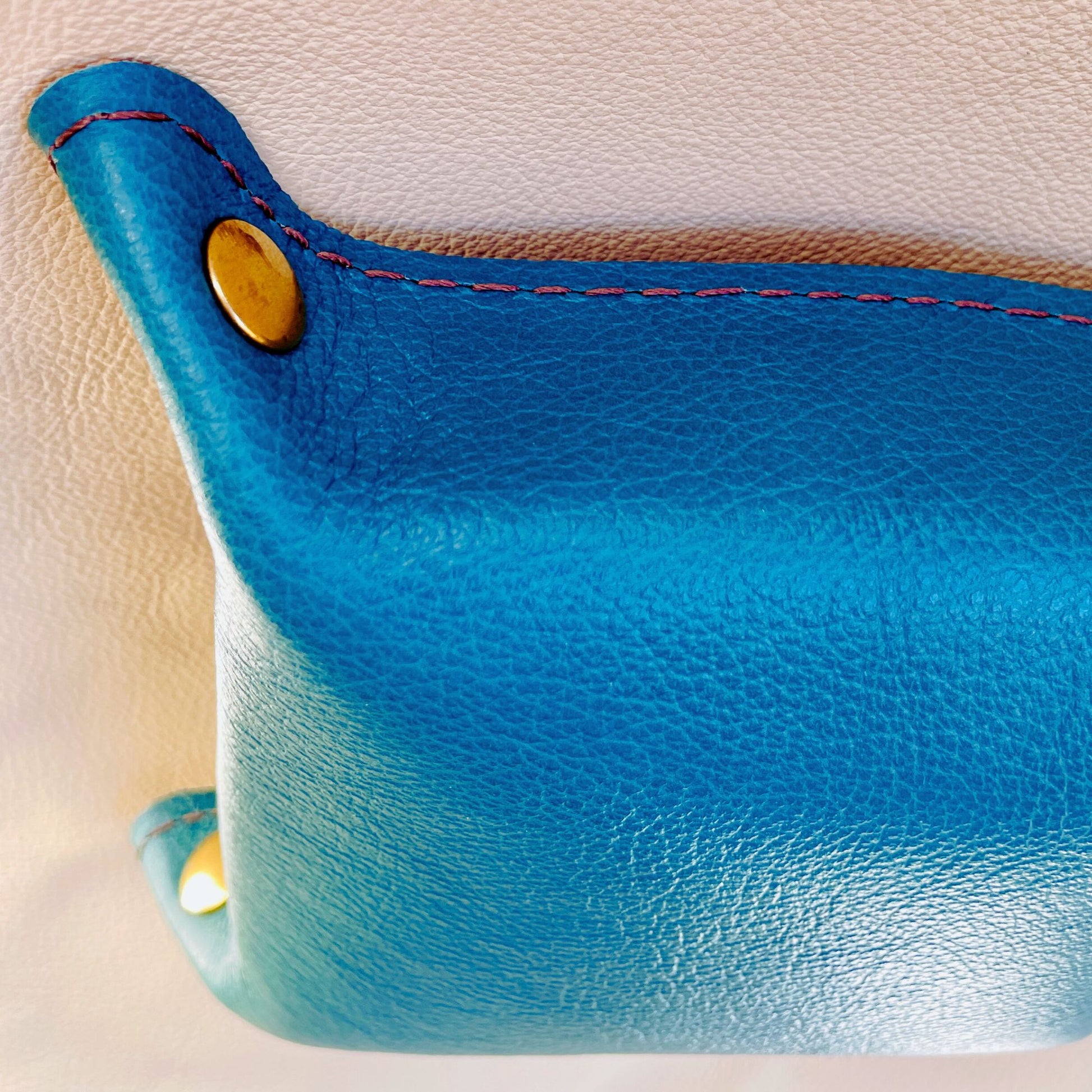 SteamVoyage - vassoio lancia dadi artigianale rivestito in pelle blu con quattro bottoni dorati agli angoli, cucitura sul bordo e incisione laser di un drago dipinto a mano in verde e oro.