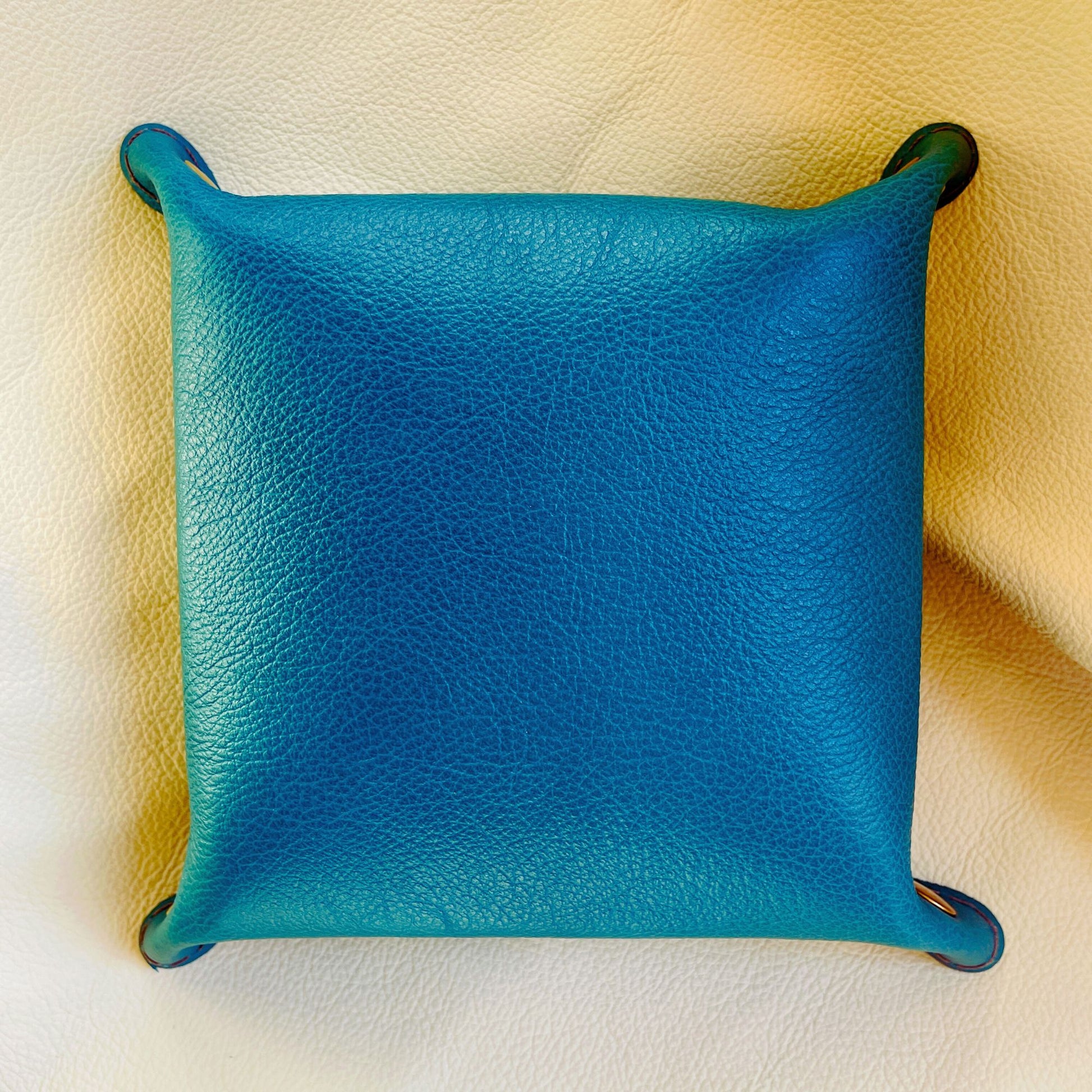 SteamVoyage - vassoio lancia dadi artigianale rivestito in pelle blu con quattro bottoni dorati agli angoli, cucitura sul bordo e incisione laser di un drago dipinto a mano in verde e oro.