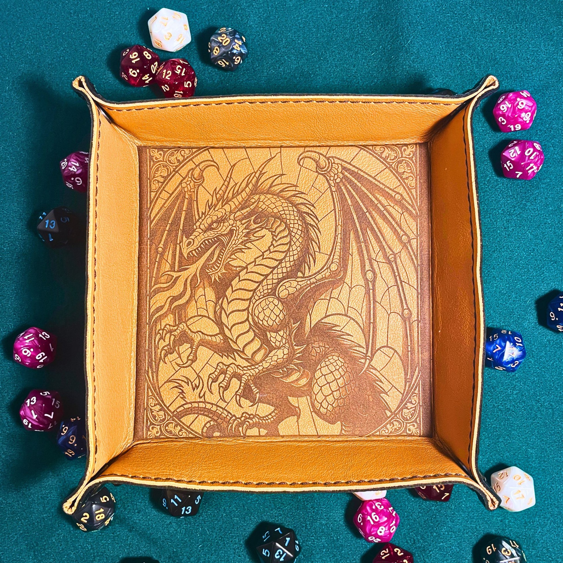 SteamVoyage - vassoio lancia dadi in pelle rivestito in pelle nera e con quattro bottoni angolari in ferro nero; il vassoio lancia dadi è perfetto per sessioni di gioco di ruolo perché ha un'incisione al laser di un drago nero sul fondo.