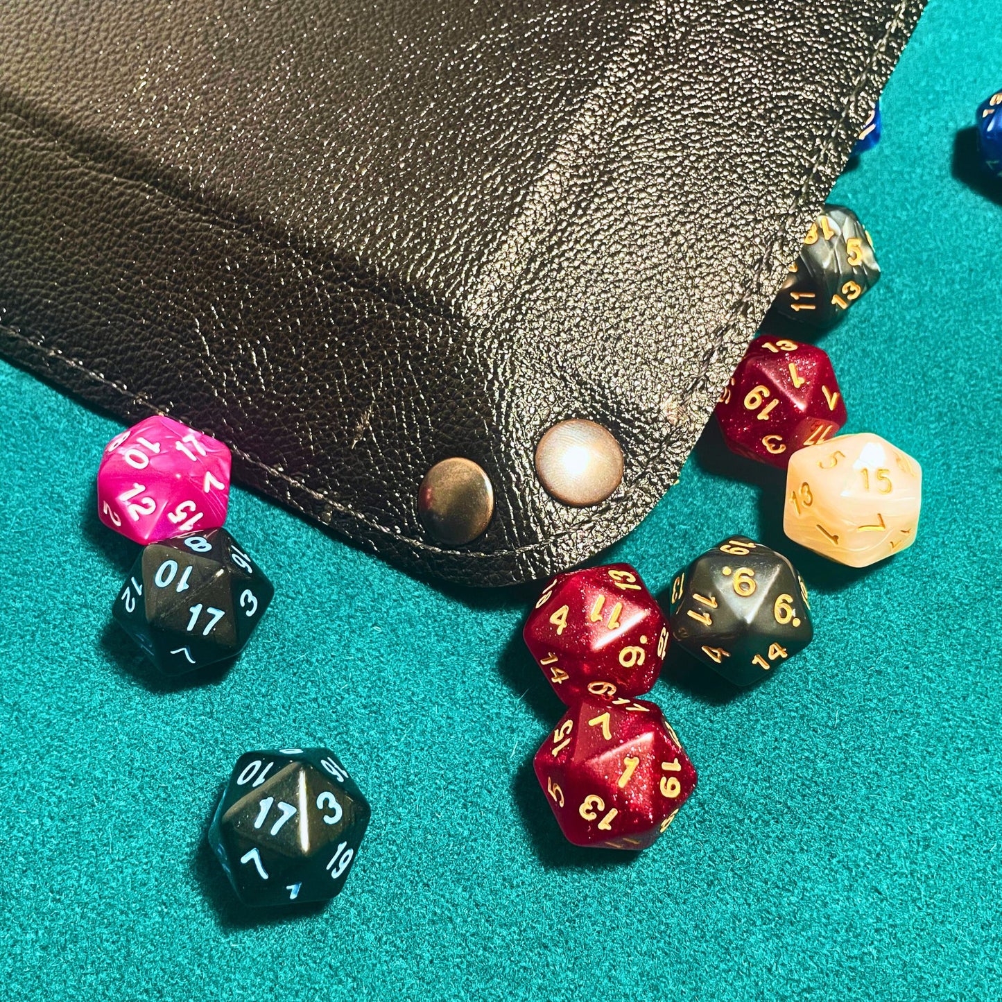 SteamVoyage - vassoio lancia dadi in pelle rivestito in pelle nera e con quattro bottoni angolari in ferro nero; il vassoio lancia dadi è perfetto per sessioni di gioco di ruolo perché ha un'incisione al laser di un drago nero sul fondo.