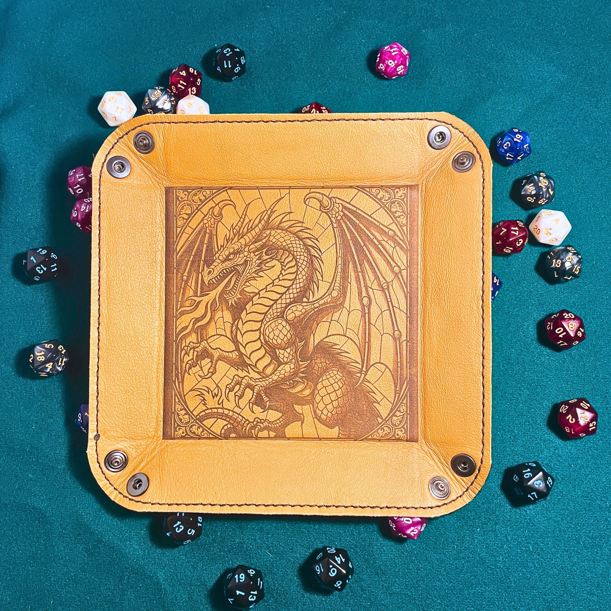 SteamVoyage - vassoio lancia dadi in pelle rivestito in pelle nera e con quattro bottoni angolari in ferro nero; il vassoio lancia dadi è perfetto per sessioni di gioco di ruolo perché ha un'incisione al laser di un drago nero sul fondo.