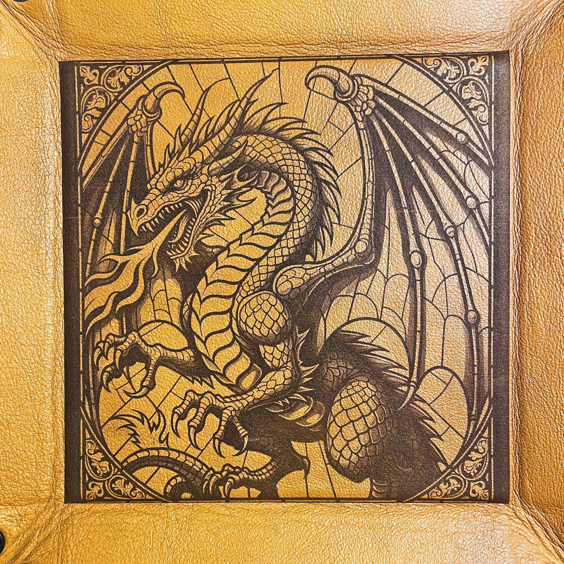 SteamVoyage - vassoio lancia dadi in pelle rivestito in pelle nera e con quattro bottoni angolari in ferro nero; il vassoio lancia dadi è perfetto per sessioni di gioco di ruolo perché ha un'incisione al laser di un drago nero sul fondo.