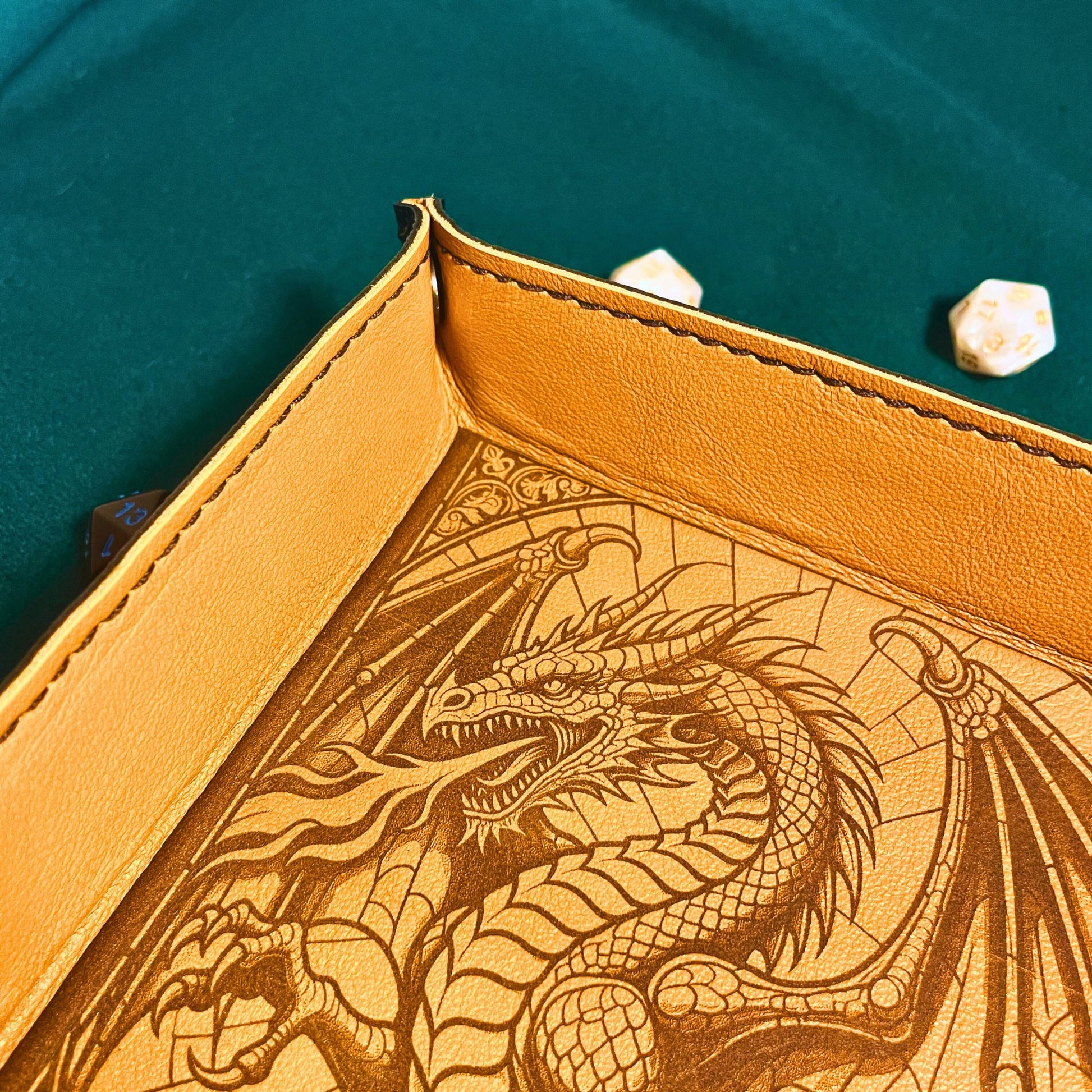 SteamVoyage - vassoio lancia dadi in pelle rivestito in pelle nera e con quattro bottoni angolari in ferro nero; il vassoio lancia dadi è perfetto per sessioni di gioco di ruolo perché ha un'incisione al laser di un drago nero sul fondo.