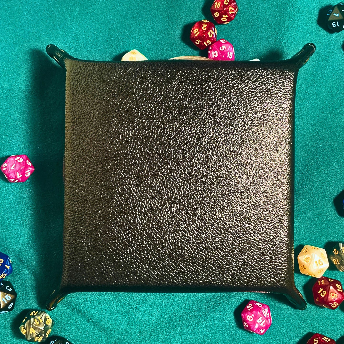 SteamVoyage - vassoio lancia dadi in pelle rivestito in pelle nera e con quattro bottoni angolari in ferro nero; il vassoio lancia dadi è perfetto per sessioni di gioco di ruolo perché ha un'incisione al laser di un drago nero sul fondo.