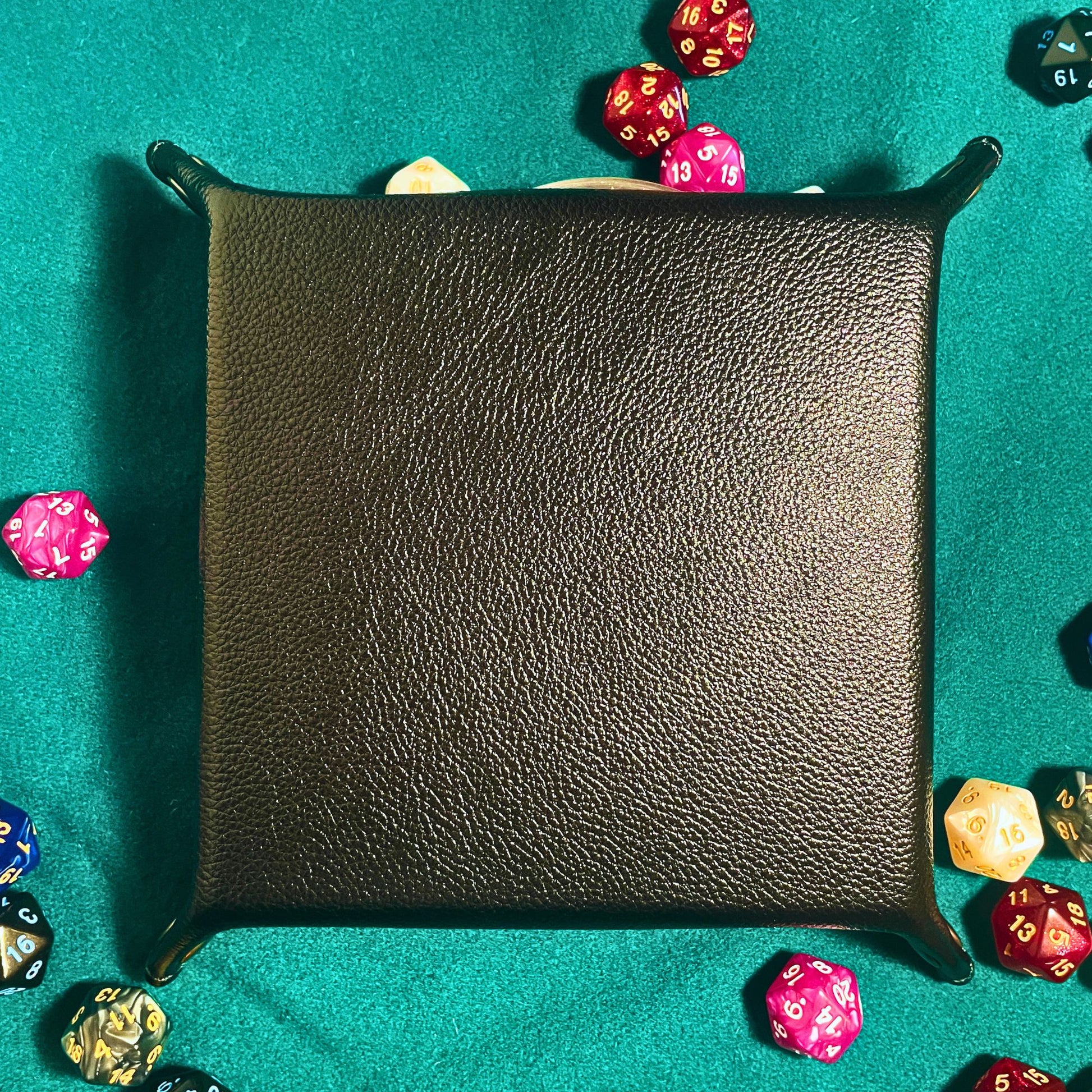 SteamVoyage - vassoio lancia dadi in pelle rivestito in pelle nera e con quattro bottoni angolari in ferro nero; il vassoio lancia dadi è perfetto per sessioni di gioco di ruolo perché ha un'incisione al laser di un drago nero sul fondo.