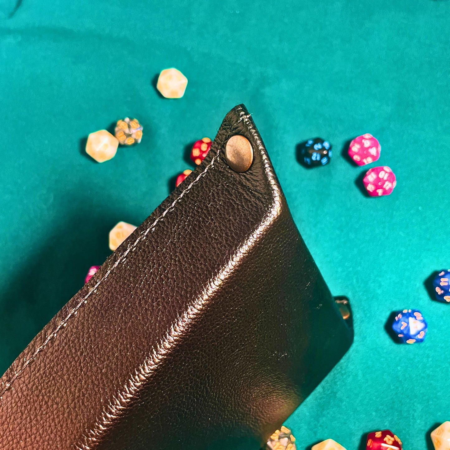 SteamVoyage - vassoio lancia dadi in pelle rivestito in pelle nera e con quattro bottoni angolari in ferro nero; il vassoio lancia dadi è perfetto per sessioni di gioco di ruolo perché ha un'incisione al laser di un drago nero sul fondo.