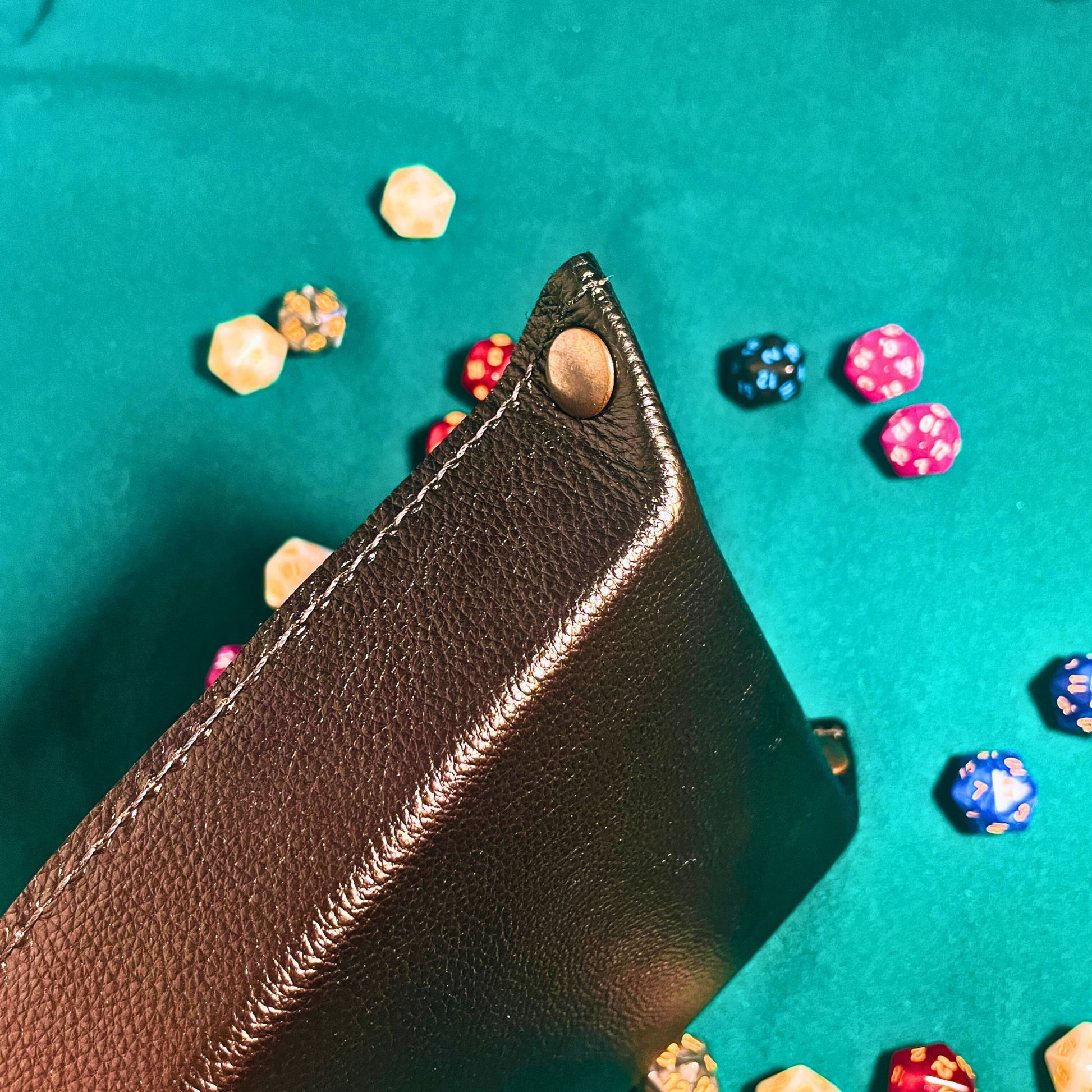 SteamVoyage - vassoio lancia dadi in pelle rivestito in pelle nera e con quattro bottoni angolari in ferro nero; il vassoio lancia dadi è perfetto per sessioni di gioco di ruolo perché ha un'incisione al laser di un drago nero sul fondo.