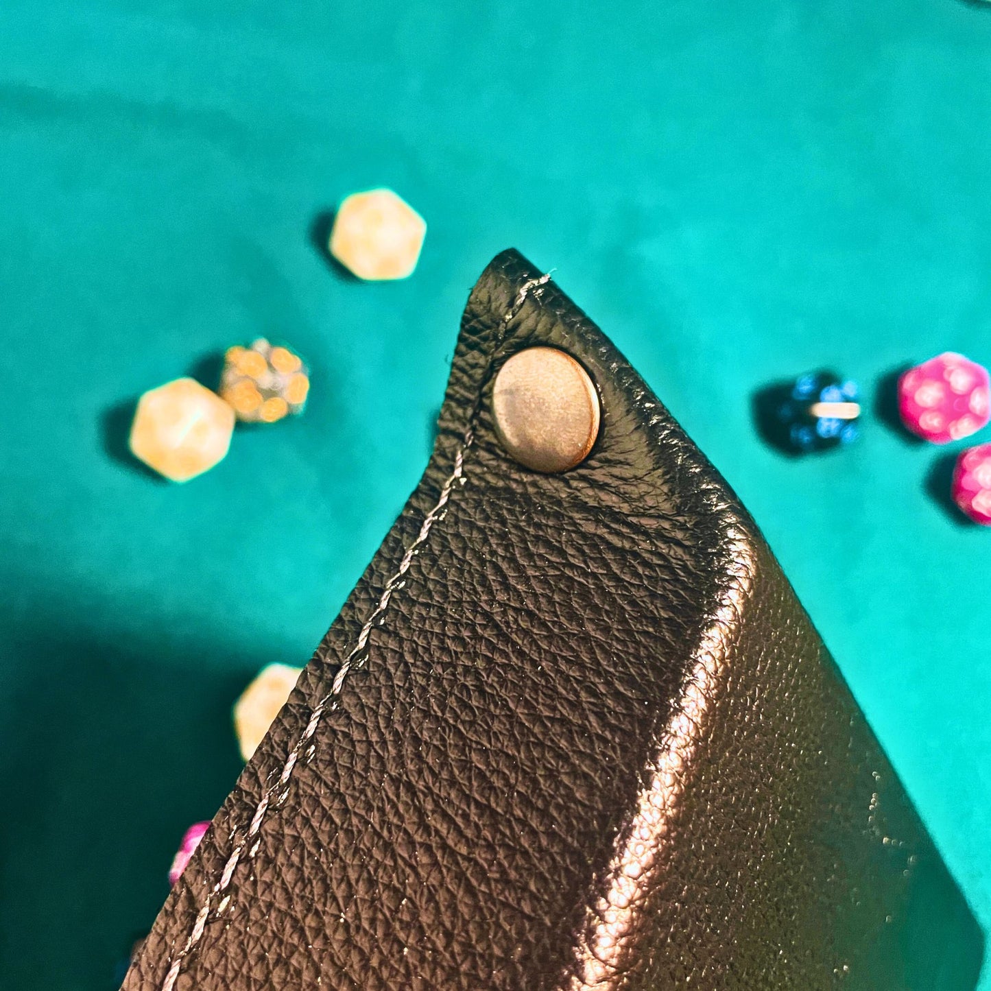 SteamVoyage - vassoio lancia dadi in pelle rivestito in pelle nera e con quattro bottoni angolari in ferro nero; il vassoio lancia dadi è perfetto per sessioni di gioco di ruolo perché ha un'incisione al laser di un drago nero sul fondo.