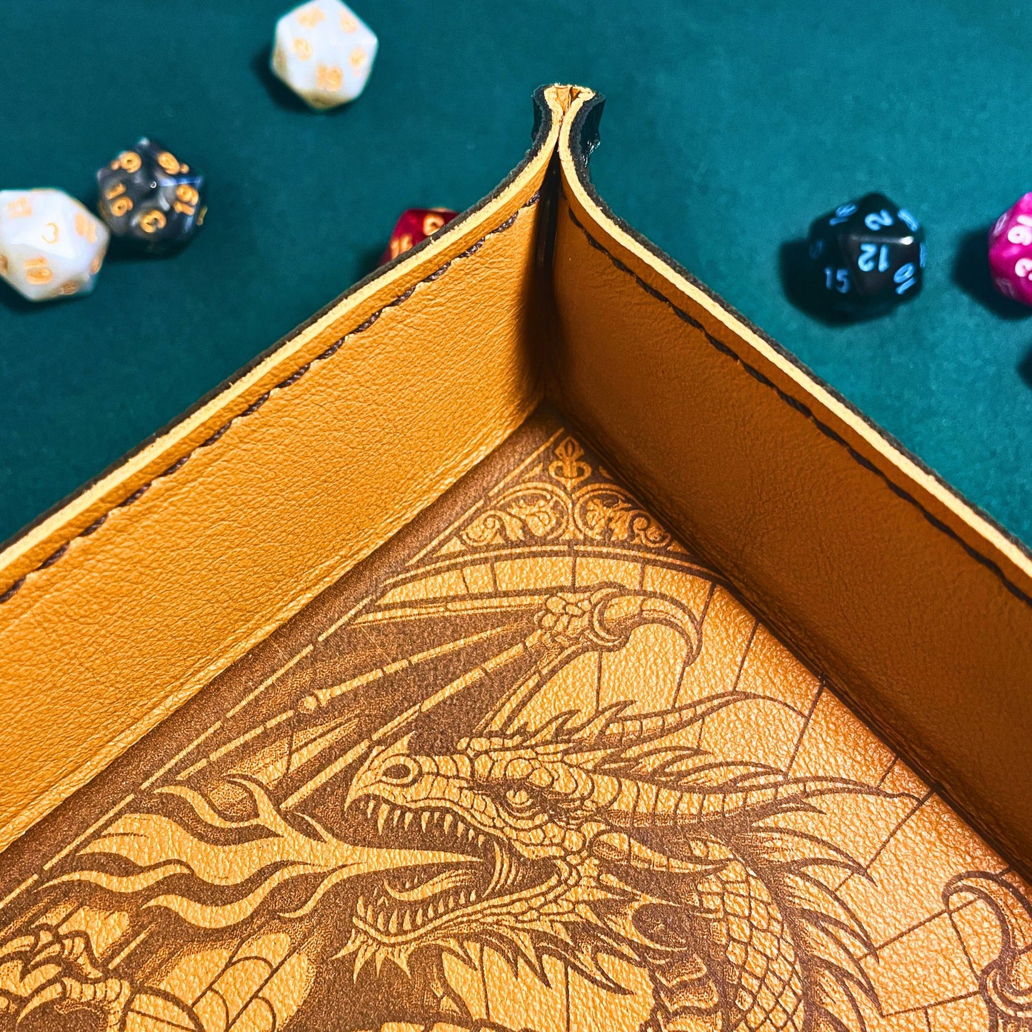 SteamVoyage - vassoio lancia dadi in pelle rivestito in pelle nera e con quattro bottoni angolari in ferro nero; il vassoio lancia dadi è perfetto per sessioni di gioco di ruolo perché ha un'incisione al laser di un drago nero sul fondo.