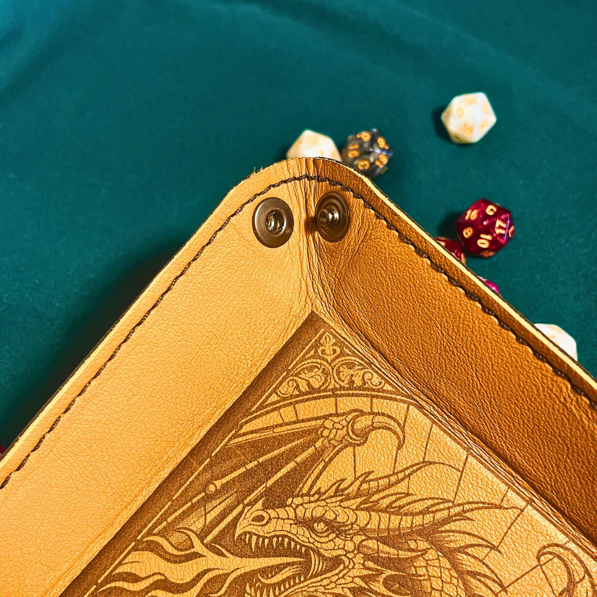 SteamVoyage - vassoio lancia dadi in pelle rivestito in pelle nera e con quattro bottoni angolari in ferro nero; il vassoio lancia dadi è perfetto per sessioni di gioco di ruolo perché ha un'incisione al laser di un drago nero sul fondo.