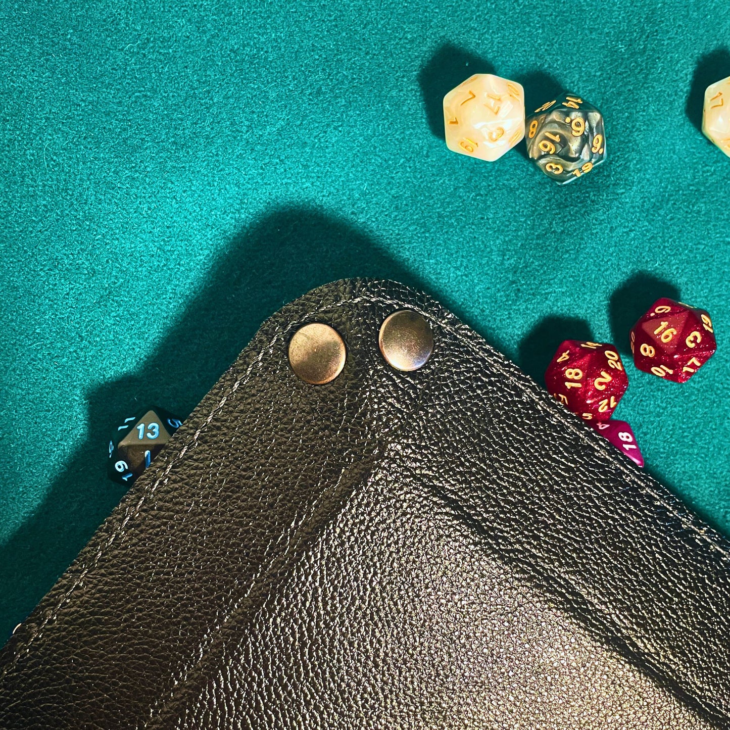 SteamVoyage - vassoio lancia dadi in pelle rivestito in pelle nera e con quattro bottoni angolari in ferro nero; il vassoio lancia dadi è perfetto per sessioni di gioco di ruolo perché ha un'incisione al laser di un drago nero sul fondo.