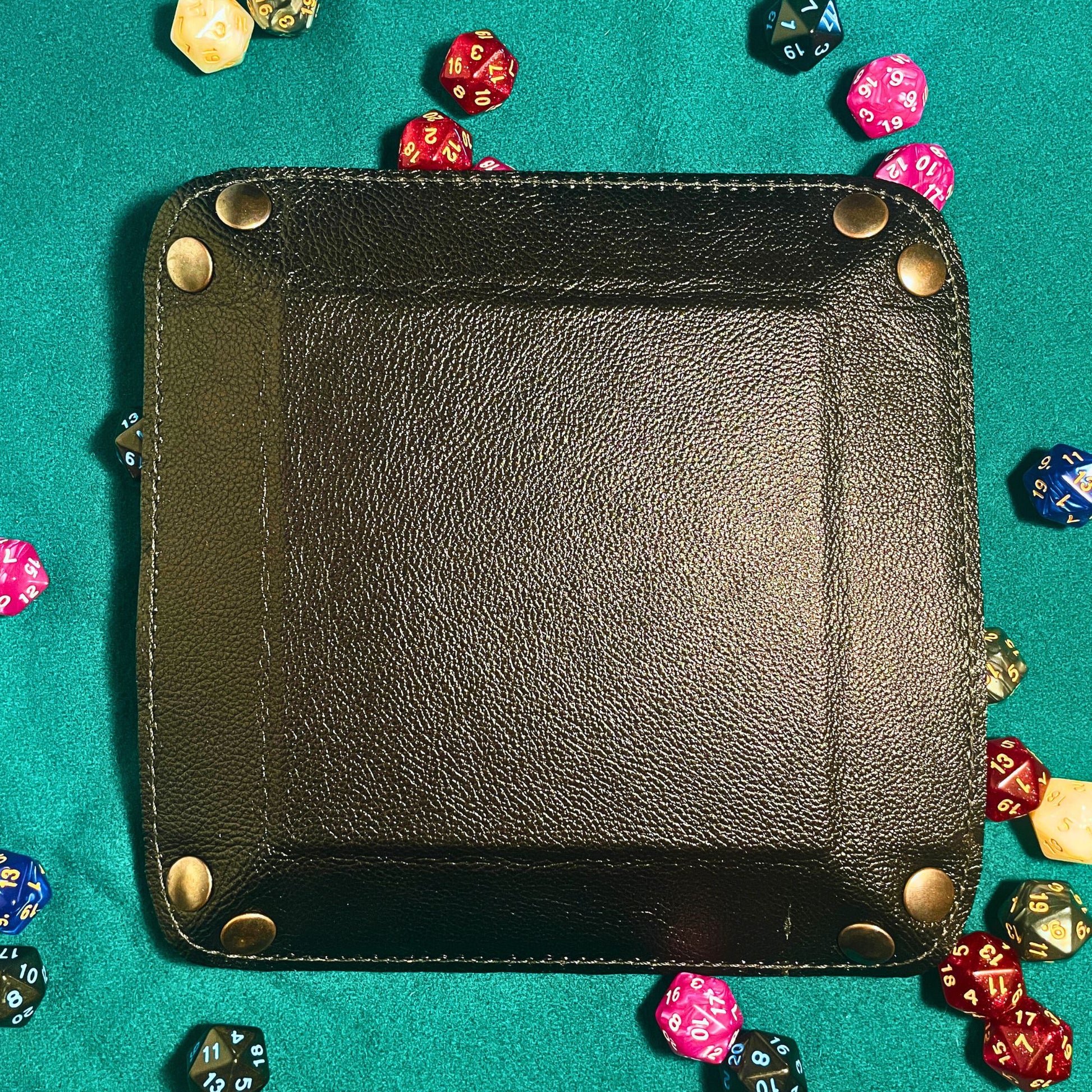 SteamVoyage - vassoio lancia dadi in pelle rivestito in pelle nera e con quattro bottoni angolari in ferro nero; il vassoio lancia dadi è perfetto per sessioni di gioco di ruolo perché ha un'incisione al laser di un drago nero sul fondo.