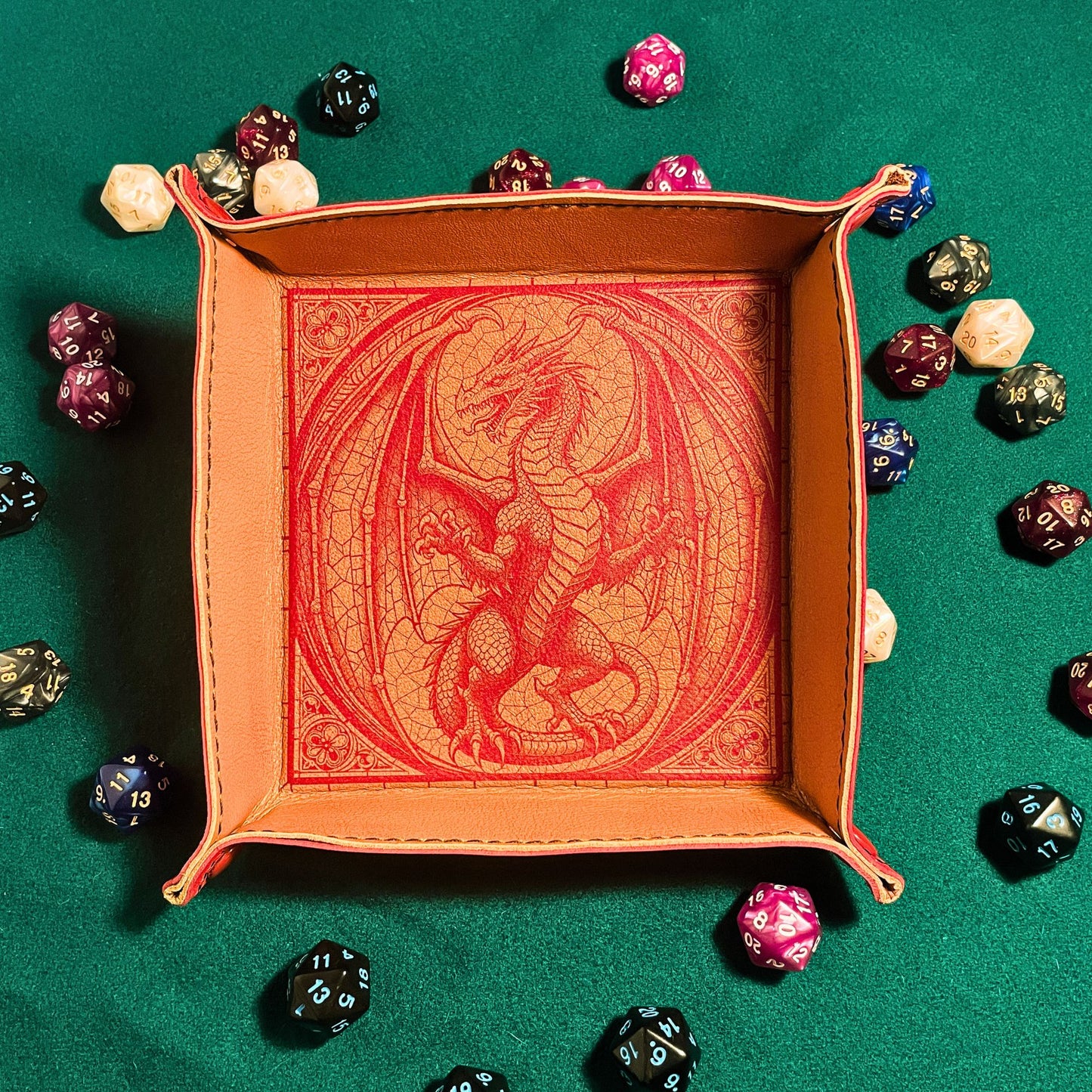 SteamVoyage - vassoio lancia dadi in pelle rivestito in pelle rossa e con quattro bottoni angolari in ferro rosso; il vassoio lancia dadi è perfetto per sessioni di gioco di ruolo perché ha un'incisione al laser di un drago rosso sul fondo
