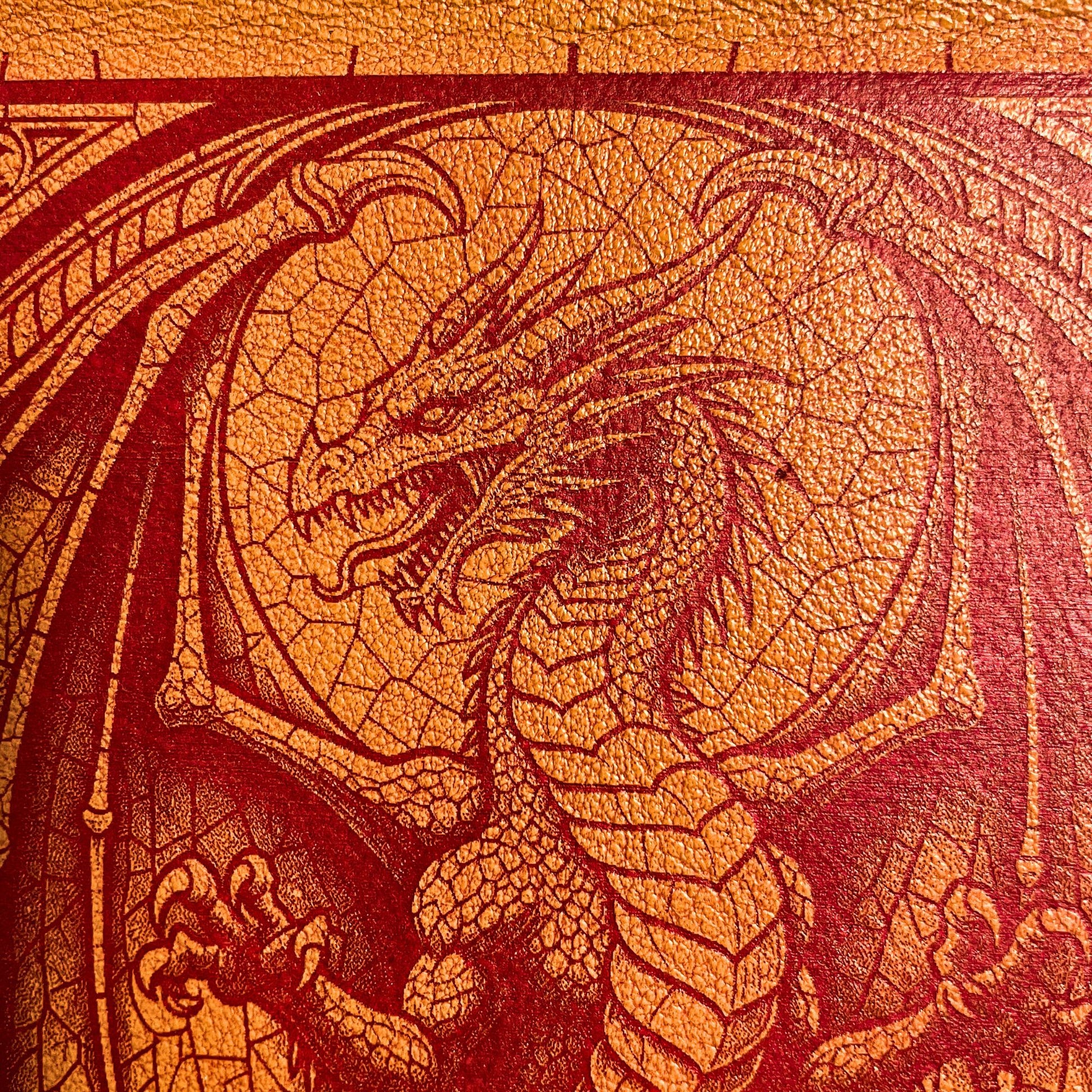 SteamVoyage - vassoio lancia dadi in pelle rivestito in pelle rossa e con quattro bottoni angolari in ferro rosso; il vassoio lancia dadi è perfetto per sessioni di gioco di ruolo perché ha un'incisione al laser di un drago rosso sul fondo