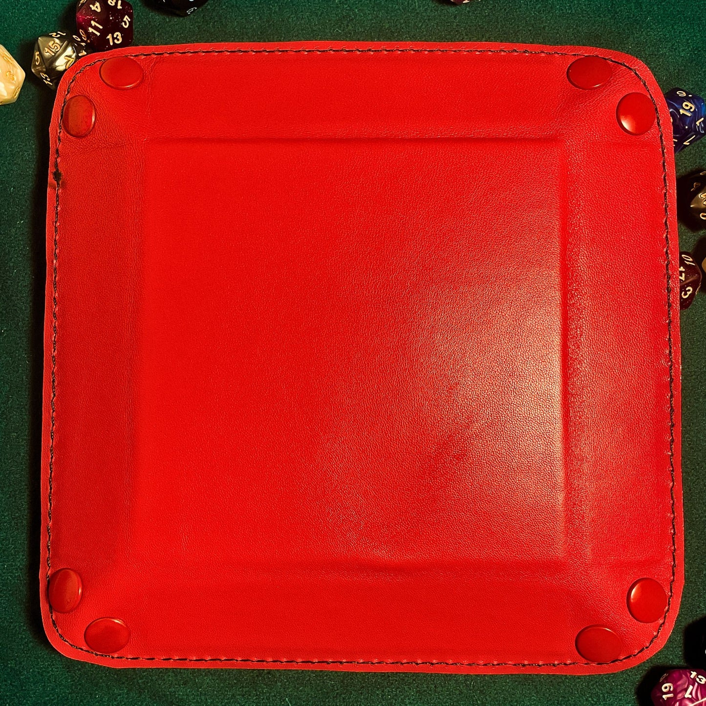 SteamVoyage - vassoio lancia dadi in pelle rivestito in pelle rossa e con quattro bottoni angolari in ferro rosso; il vassoio lancia dadi è perfetto per sessioni di gioco di ruolo perché ha un'incisione al laser di un drago rosso sul fondo