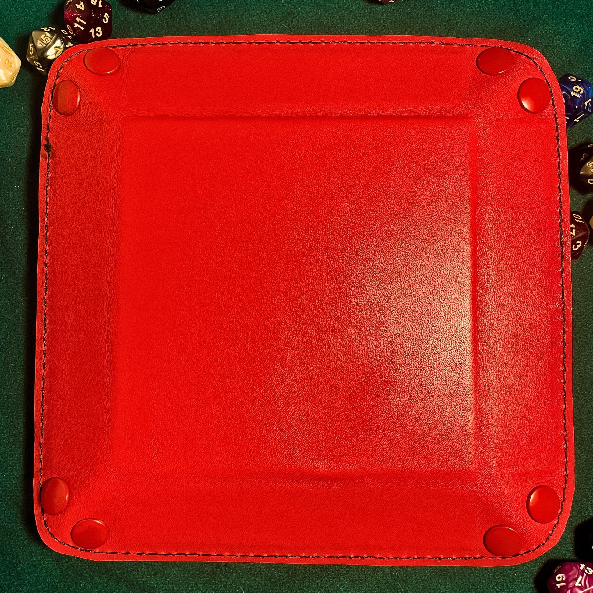 SteamVoyage - vassoio lancia dadi in pelle rivestito in pelle rossa e con quattro bottoni angolari in ferro rosso; il vassoio lancia dadi è perfetto per sessioni di gioco di ruolo perché ha un'incisione al laser di un drago rosso sul fondo