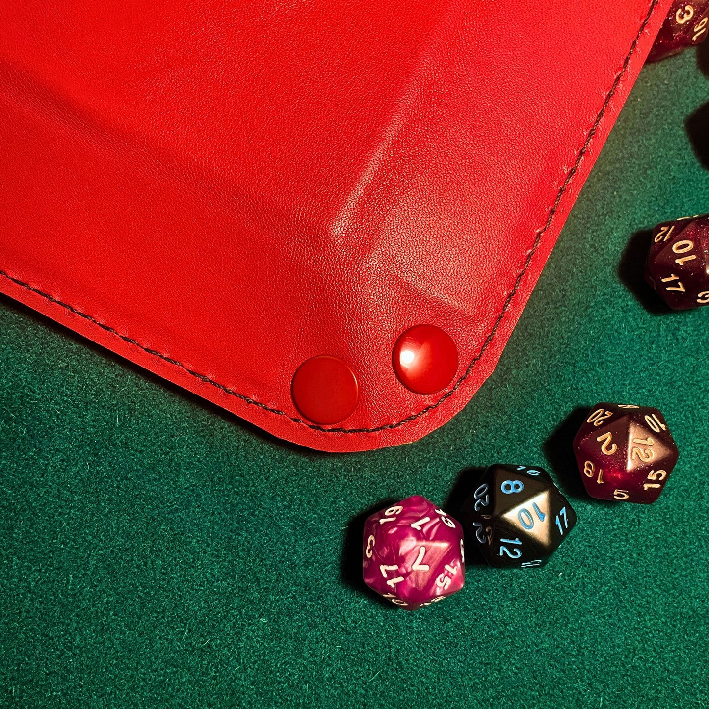 SteamVoyage - vassoio lancia dadi in pelle rivestito in pelle rossa e con quattro bottoni angolari in ferro rosso; il vassoio lancia dadi è perfetto per sessioni di gioco di ruolo perché ha un'incisione al laser di un drago rosso sul fondo