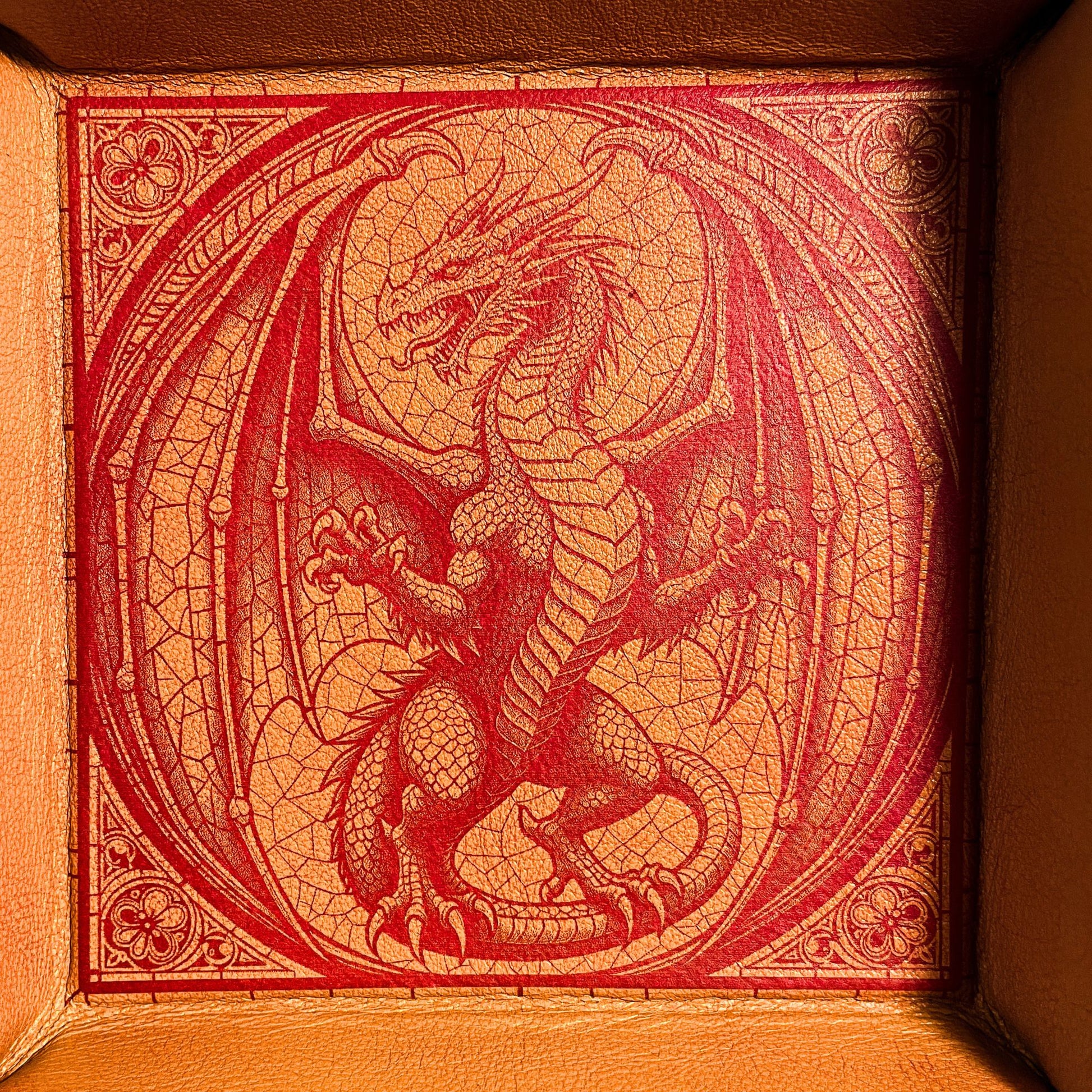 SteamVoyage - vassoio lancia dadi in pelle rivestito in pelle rossa e con quattro bottoni angolari in ferro rosso; il vassoio lancia dadi è perfetto per sessioni di gioco di ruolo perché ha un'incisione al laser di un drago rosso sul fondo